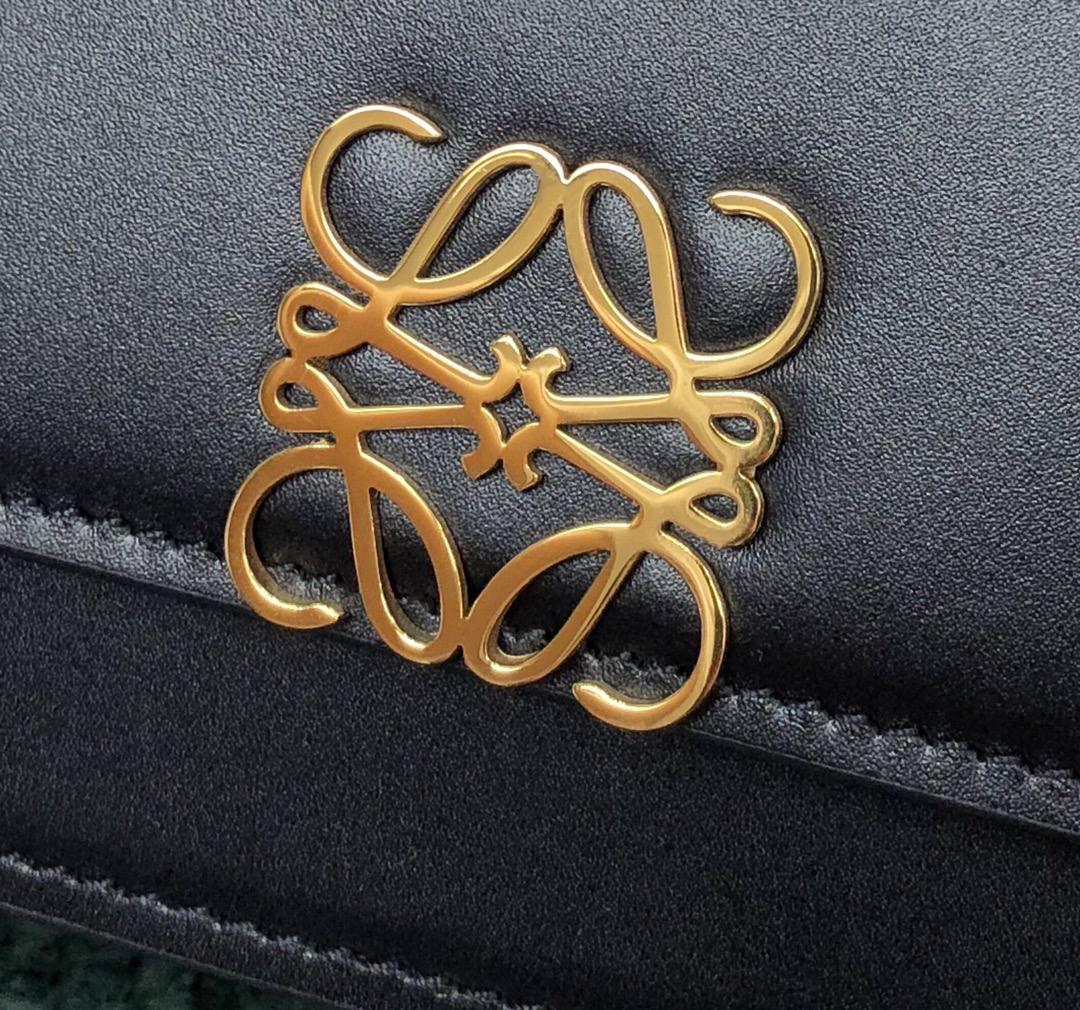 中号『 L0E💟WE GOYA 』 ⭐ 泫雅.周也.曾黎.虞书欣.宋茜.宋妍霏…众多明星同款哟～😘 ⭐能装，好搭，又不怕造 光滑丝绸牛皮革除了显高级外，上手如婴儿般肌肤娇嫩平滑，让你非常想保护她，呵护她呢～内饰细腻napa羊皮三隔层，贴心设计了暗扣和背面小侧袋，收纳方便➕安全感满分💯 ⭐灰常匹配当下的极简风，难得是拥有一大票靓丽颜色，无论是优雅知性，还是我们活泼开朗的小仙女们，都可以闭眼入啦！想凹造型？想上班通勤？怎么用怎么挑，都不会错^_^ 一句话，若🈶️此包，前者皆可抛！ 就算吃土也要买下呀呀呀～～ 中号尺寸：23-15-6.5CM 型号：012121黑色