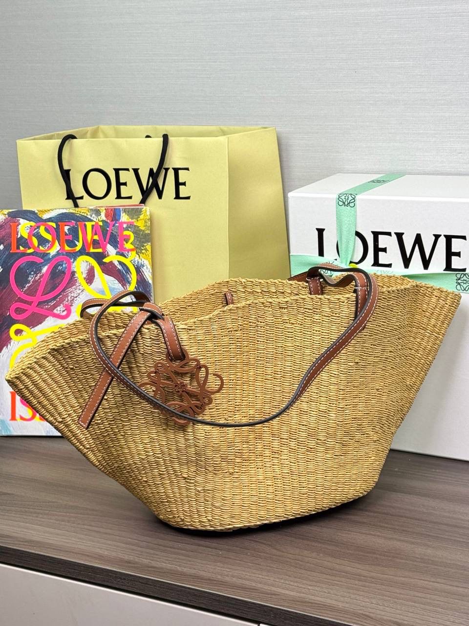🎈最新进口贝壳草编包到货✅ 尺寸：𝟮𝟮-𝟰𝟴-𝟰𝟮𝗰𝗺 编码：652128【配防尘袋，没有盒子】 ❤️最新进口天然贝壳草编包，轻盈透气，凉快随性。超大容量设计，轻松装下日常必需品。手提肩带采用进口西班牙小牛皮制作，正面装饰品牌标志性𝗟𝗢𝗘𝗪𝗘标识，夏日度假出行穿搭必备，轻松营造一种自然高级的时髦感。 （下单须知：‼️由于天然纤维材料特别，日照时间长短不同，颜色会略有变化，纯手工制作，每个包的尺寸也会所不同‼️，完美主义者慎入‼️）