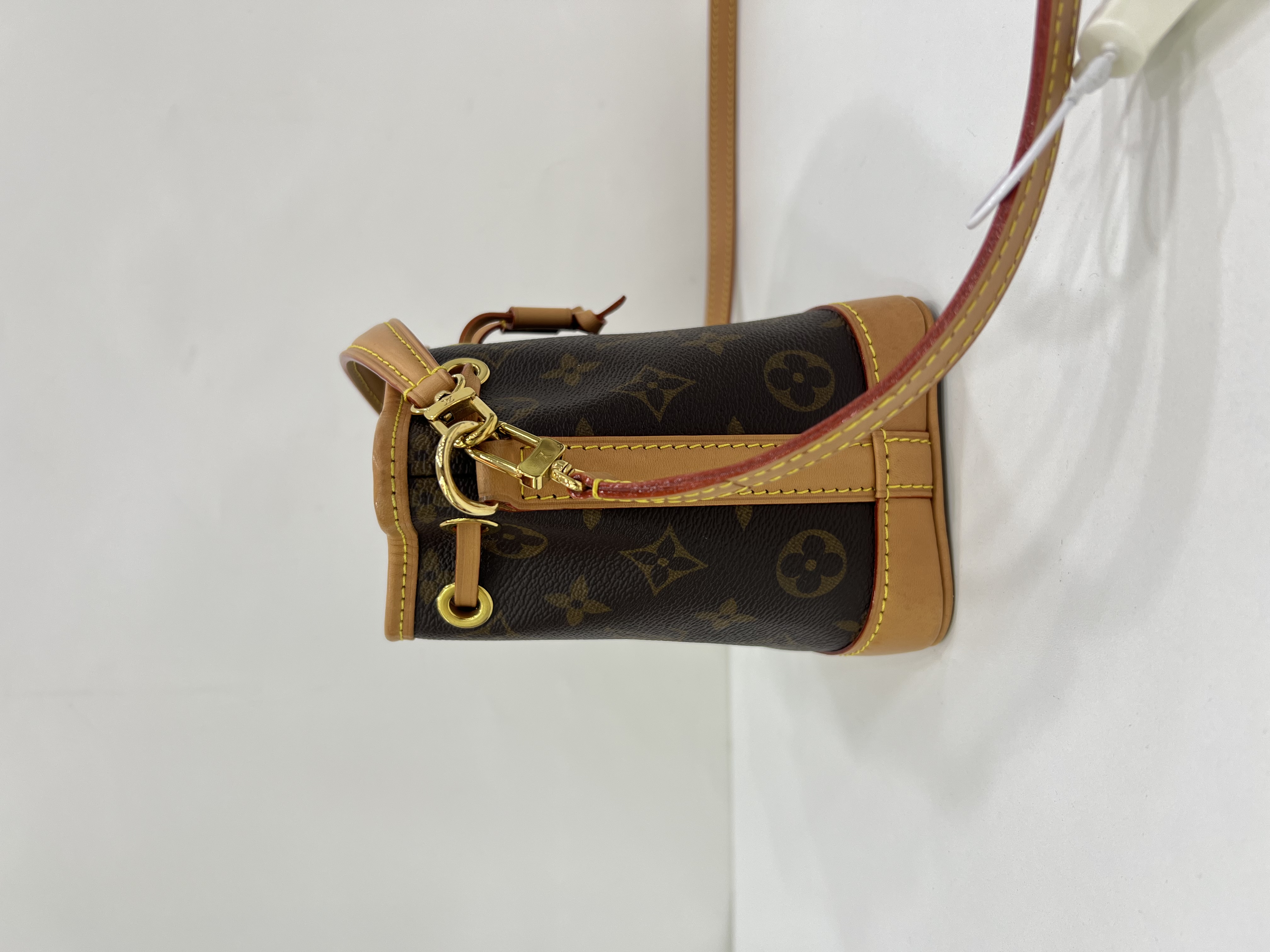 直播貨品 |  [1個-$100 2個-$300］E22