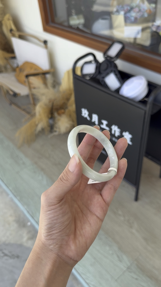 Clear-colored jadeite bangle ✨ The simpler, the more captivating. A clear, lustrous base, like a pure heart, as clear as the first encounter