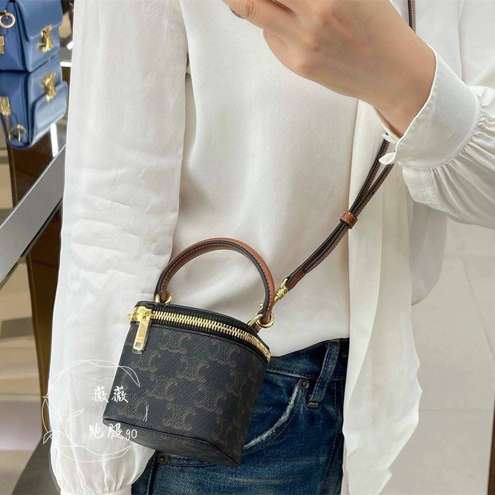 🔥大货实拍图 𝗖𝗘𝗟𝗜𝗡𝗘 ♥ 𝗧𝗥𝗜𝗢𝗠𝗣𝗛𝗘迷你小方盒 型号：10J762 尺寸：9.5*8*9cm CELINE女孩盲冲新款迷你小盒子，可爱到💥，夏天搭短袖，冬天配大衣，都是随手一拎就可以出门，到手就是大写真香～