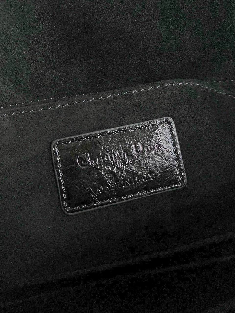 油蜡黑中号🖤 𝗗𝗶𝗼𝗿 𝗗-𝗝𝗼𝘆 𝗯𝗮𝗴24春夏，新色 时尚果然就是轮回，回归了一把中古戴妃 长方包形，短链条➕细长肩带直接封神！！ 复古时髦感超强，真是什么场合都可以把住🔥 绝对是lady中的天花板了，强势出圈啦姐妹们‼️ 26 x 13.5 x 5cm