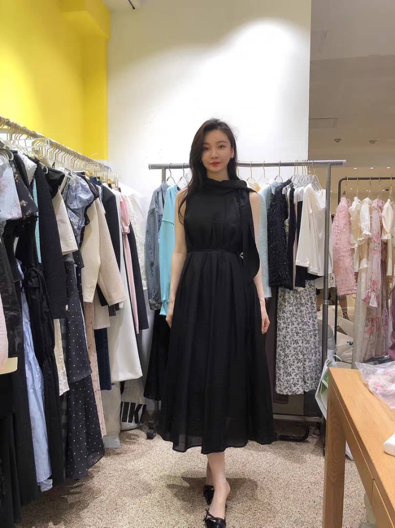 Sleeveless Dress with Scarf-Inspired Neckline‖ 领口围巾设计无袖连衣裙 KR021671152