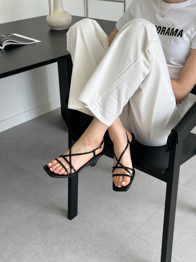 Cross straps heeled sandals 