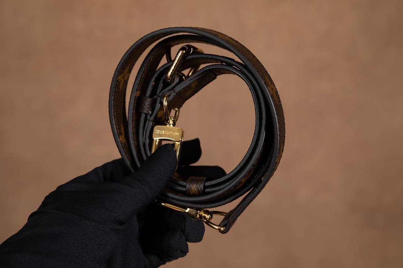 LV POCHETTE METIS🎀大邮差包 ✨ 法国原厂料 + 原厂皮 + 全钢五金 质感真的很稳，拿在手上就知道不一样，高级感直接出来 😍 这款邮差包因为设计经典， 所以一直被叫做 “入门级邮差包” 👜 但不要小看它哦～ 👉 超百搭、👉 超耐看、👉 永远不过时