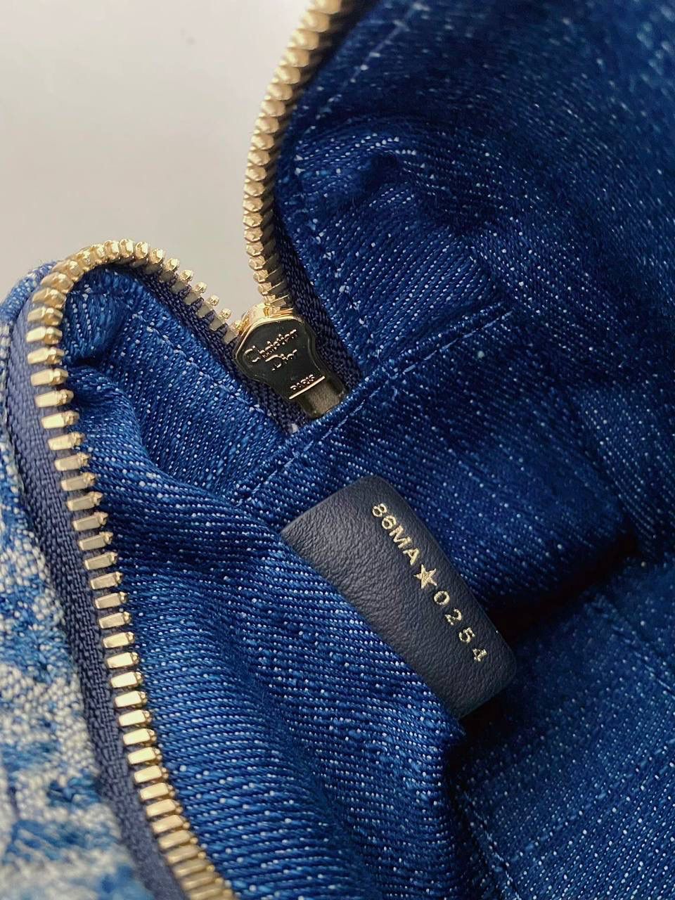 🈶牛仔蓝， 𝗗𝗜𝗢𝗥 𝐠𝐫𝐨𝐨𝐯𝐞手袋·16 枕头包大家都知道 唯一的缺点就是能装 抗造hhh～ 最近最火热度最高的一定是𝙳𝚒𝚘𝚛 𝚐𝚛𝚘𝚘𝚟𝚎 当之无愧了吧！ mini小巧可爱， 最火爆 小号实用性强，推荐五颗⭐ 中号率性酷飒，适合165cm以上的妹子 日常出门容量绰绰有余 16 x 11 x 8cm #7023m