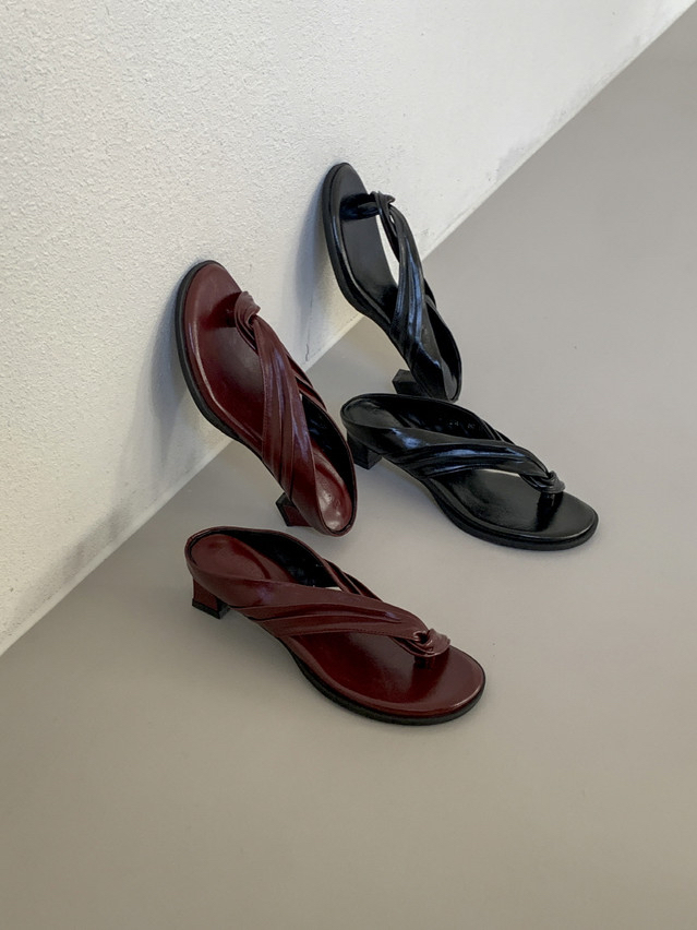 Toe loop sandals 
