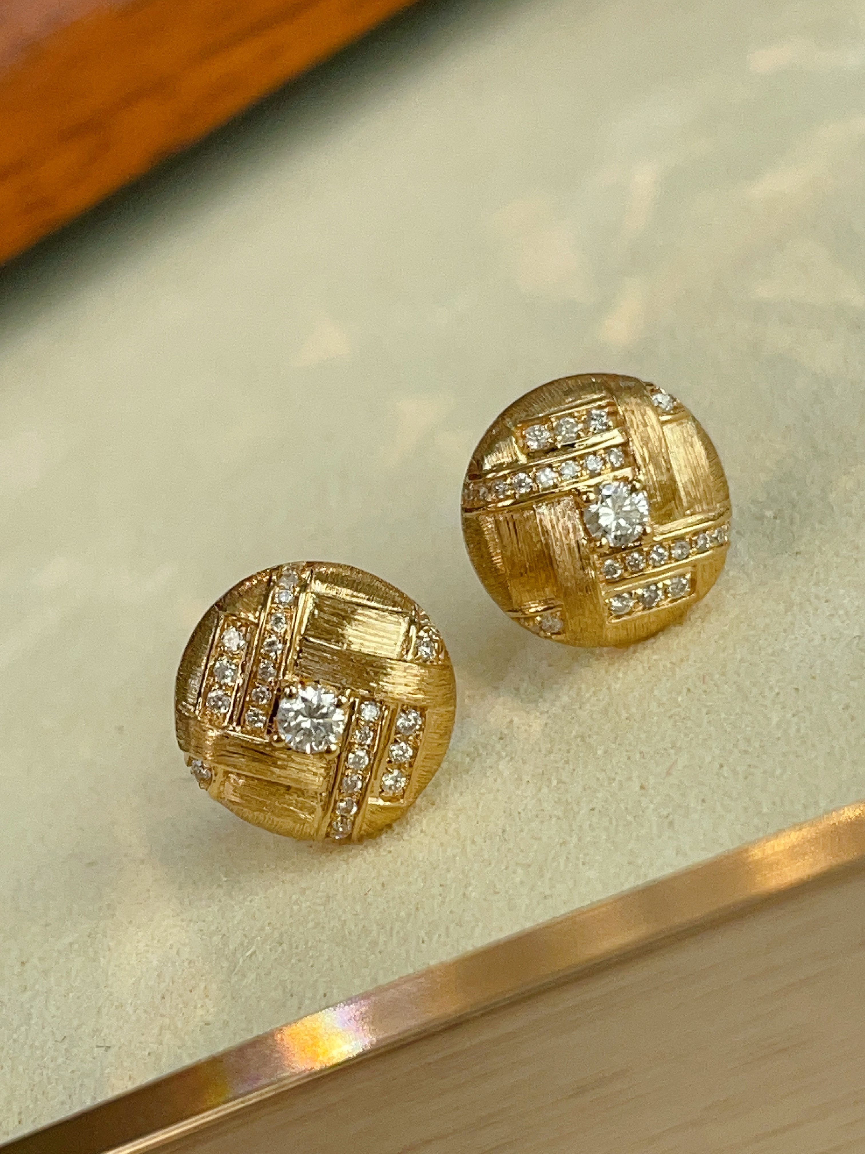 18K Gold Brushed Basketweave Diamond Stud Earrings N031361
