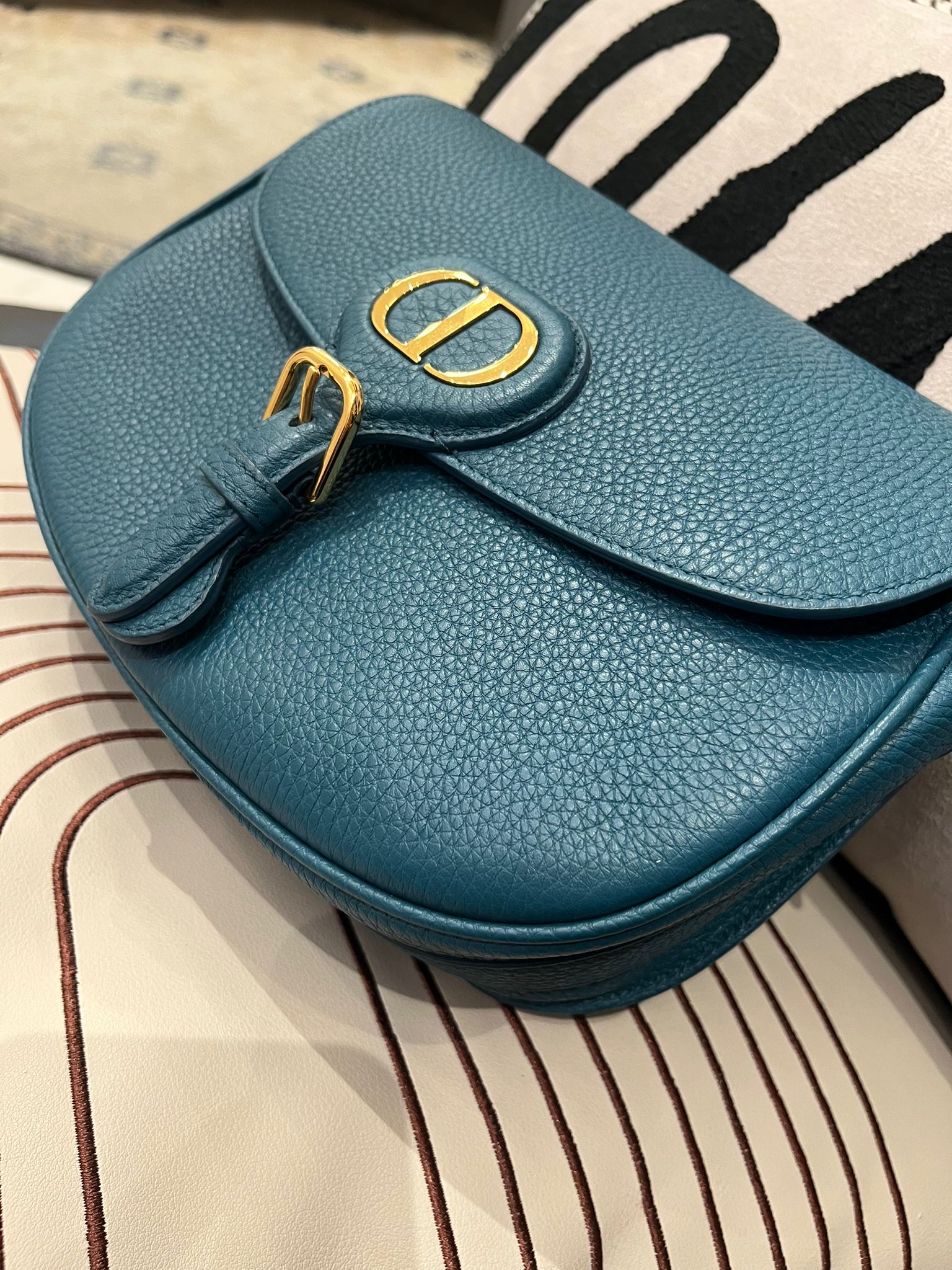 Dior Bobby medium 粒面牛皮金扣 100%Authentic ,99%new ✅證書✅可調節肩帶✅塵袋