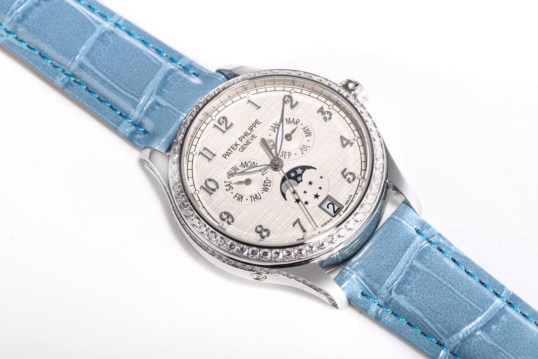 百达翡丽复杂功能时计系列4947R/4947G、4948R/4948G首次亮相！ 年历月相女士腕表，将实用的年历、风雅的月相相融合，并以镶钻表壳润饰，令这份腕上的奢华闪耀同卓越的性能相融合，经典而时尚，美艳不可方物。 别具创意的年历显示装置可显示星期、日期以及月份，且每年仅需一次调校过程带来了极大的便利性，令此类表款成为了品牌时计之中标志性的旗舰表款之一。