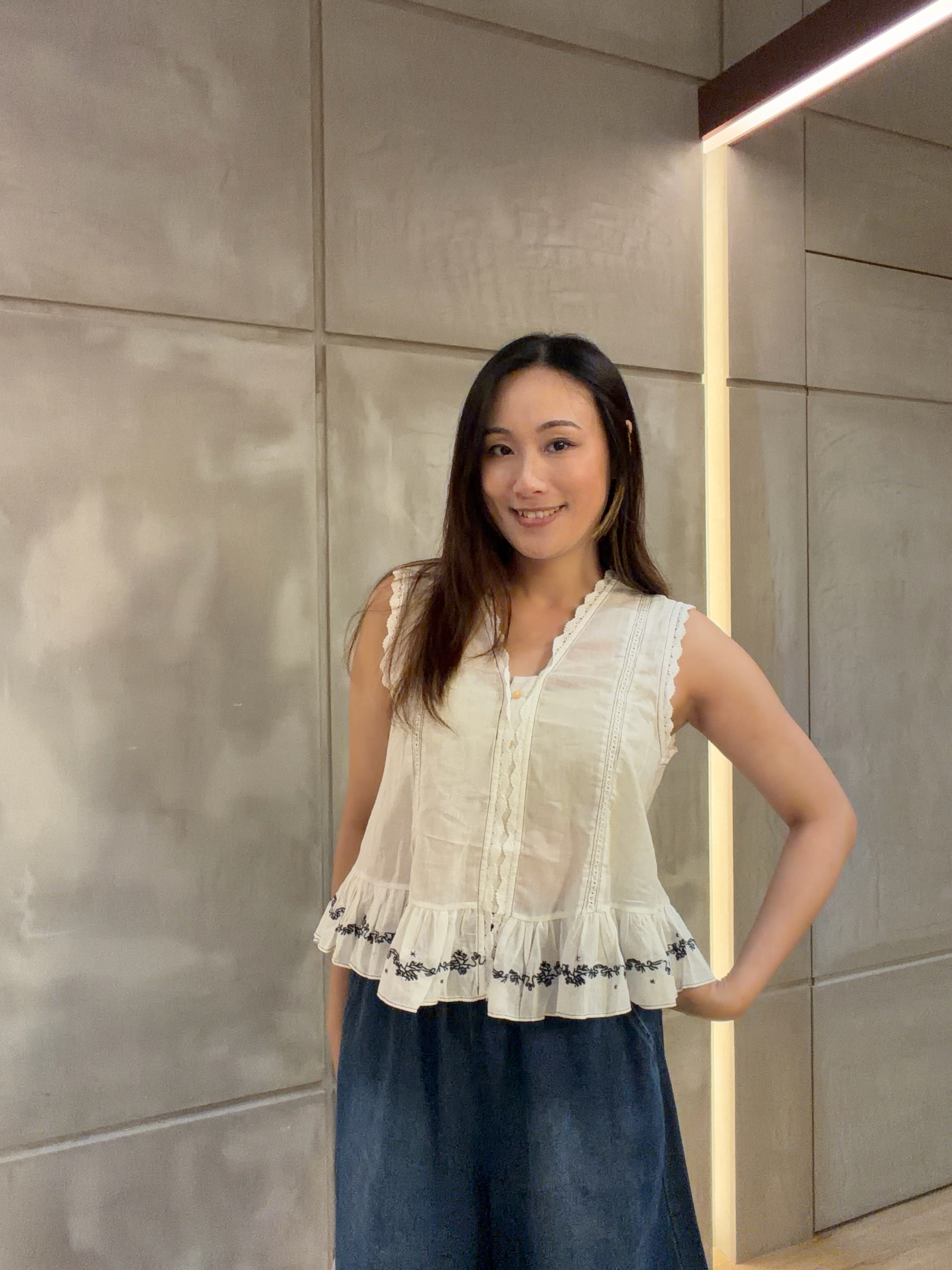 Ruffles 通花邊top