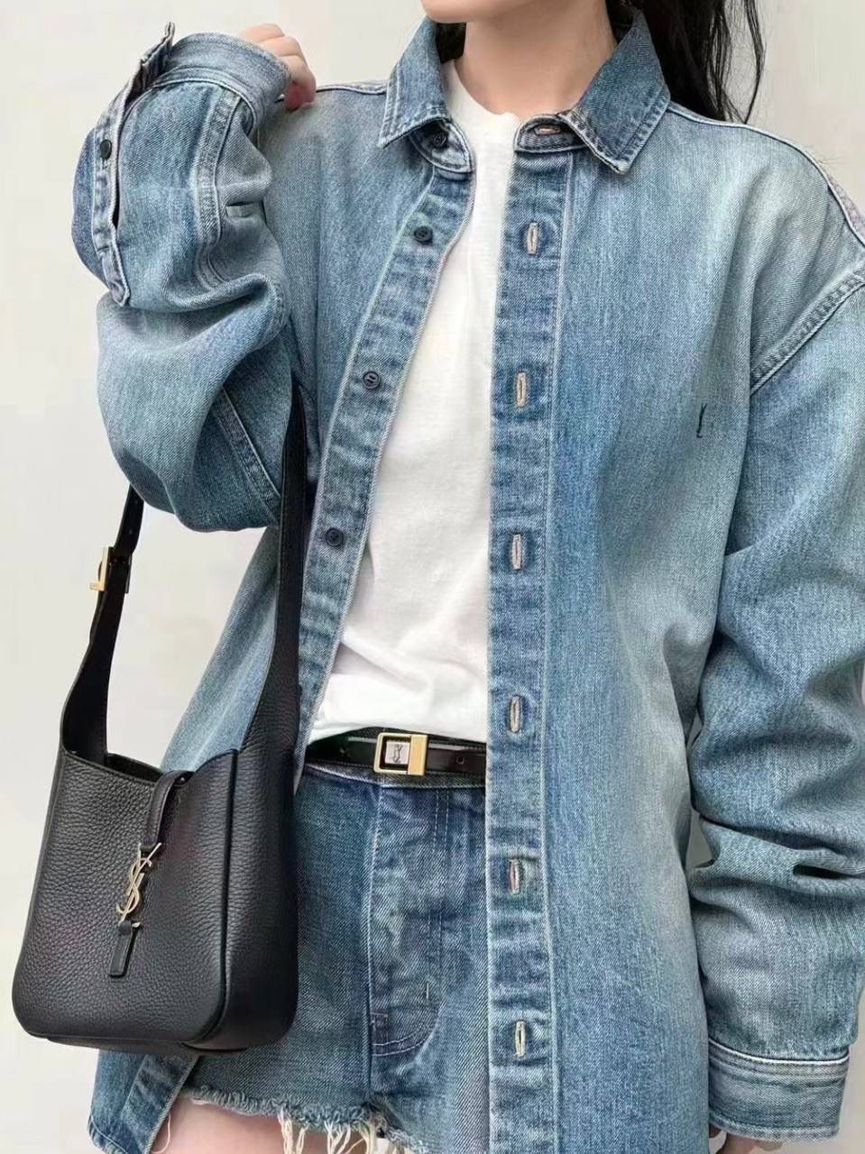 销量王🔥 ys1 hobo mini 🖤 谁敢信hobo出mini size了 可爱shu啦啊啊啊 换了明显有大纹路的鹿皮 和小号大号的皮质不一样，注意区分⚠️ 整个包柔软好打理，还抗造，贼实用 它斜挎不了，是一只腋下包 长肩带的腋下包背起来好舒服 砖柜6月21号发售，咱立马就安排起来😎 zp开发是基操，省钱小能手，等我们咯～～ 16×15×7cm