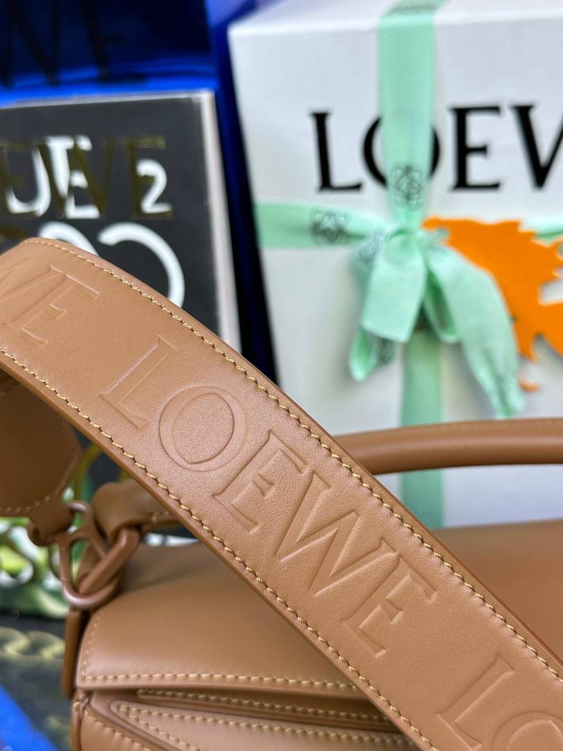 👉🏻小号𝙿𝚞𝚣𝚣𝚕𝚎 【宽肩带】 平纹/Anagram牛皮手袋👜 尺寸:𝟐𝟒-𝟏𝟔.𝟓-𝟏𝟎.𝟓𝐜𝐦 编码:65222585棕色【配全套礼盒】 秋冬最新爆款上线啦…⤴️ 从手袋的小牛皮革、缝线、背带的金属环扣，内里内衬细节.都换上了最新的饱和单色系，细腻质感，为手袋增添了不一样的视觉魅力🔅