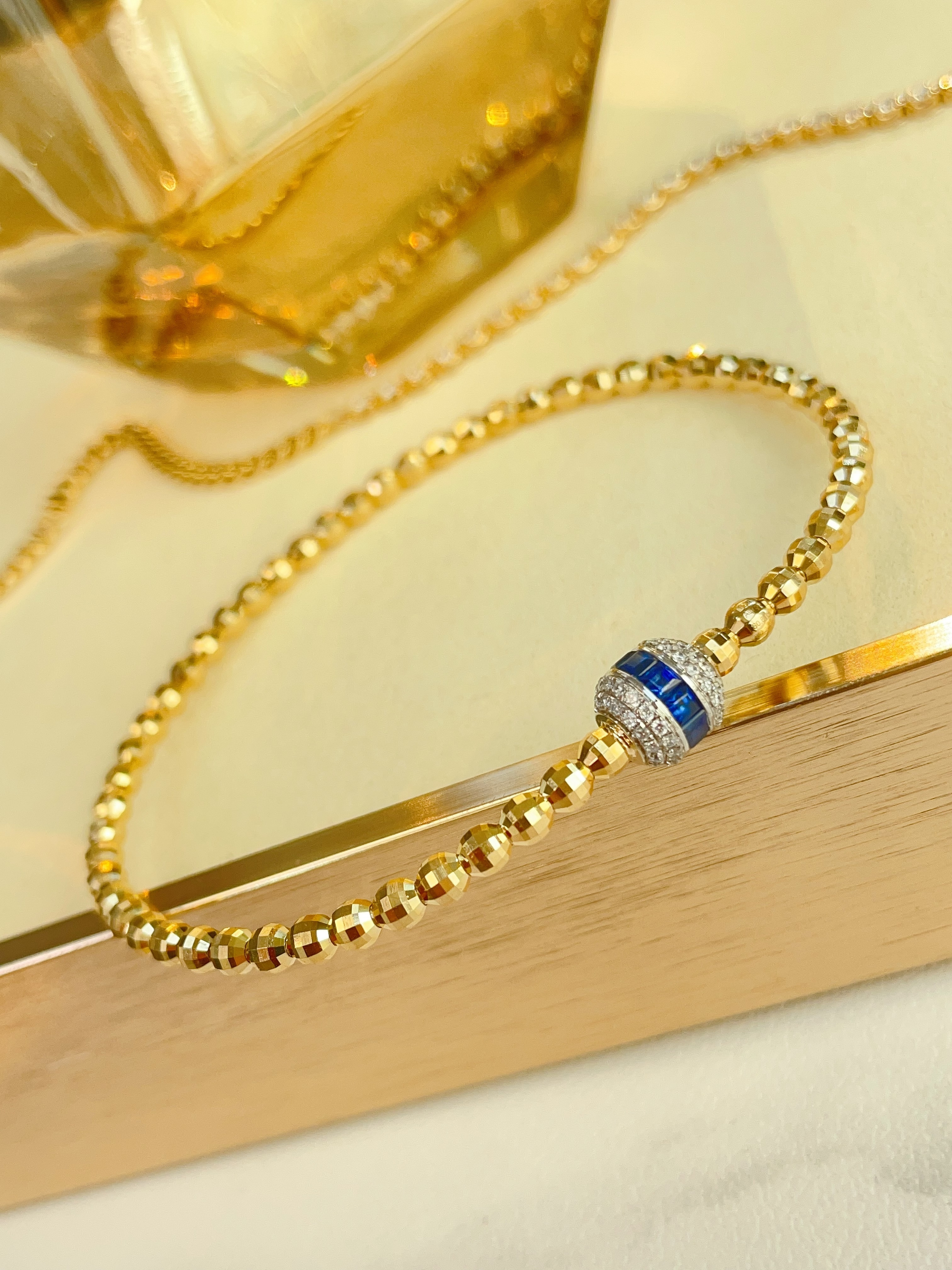 18K Gold Bead & Sapphire Stretch Bracelet  N031340