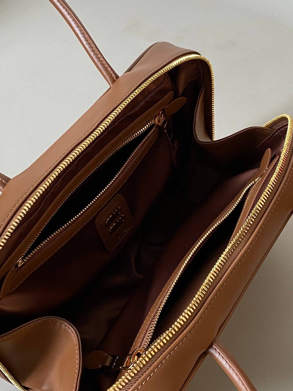 🈶棕色 | 小号 𝗠𝗶𝘂𝗠𝗶𝘂公文包，大爆款 谁懂啊！小号也太好背了 今年九月份新推出的新尺寸❗️小个子的大福音哇！ 大号hold不住的姐妹，这个号就非常合适了！ 手拎肩背都刚刚好，小巧又不压个子 小号：18×30×9cm #F0020m 大号：23x34x10cm