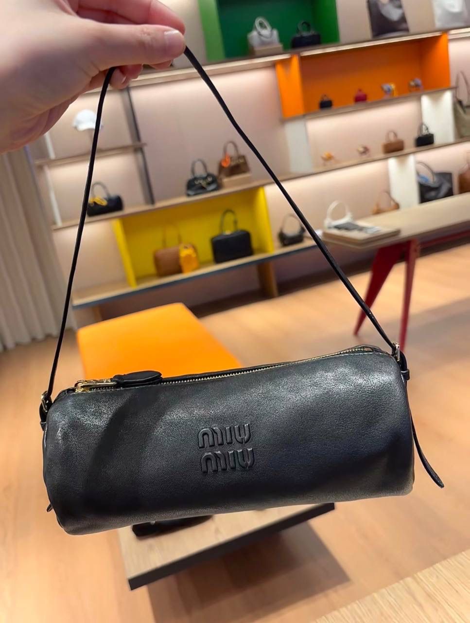 🈶黑色 𝗠𝗶𝘂𝗠𝗶𝘂迷你小圆筒 小小一只，太可爱了啦！ 头层Nappa(纳帕)羊皮用料 柔软细腻有光泽，透出高级的质感 整个包都好软糯手感超治愈的！！ 自重非常非常轻！日常还能装不少 肩带长度可以调，冬天大衣能轻松驾驭 小包闭眼冲就是了，四季可用 21.5×9×9cm #F0055m