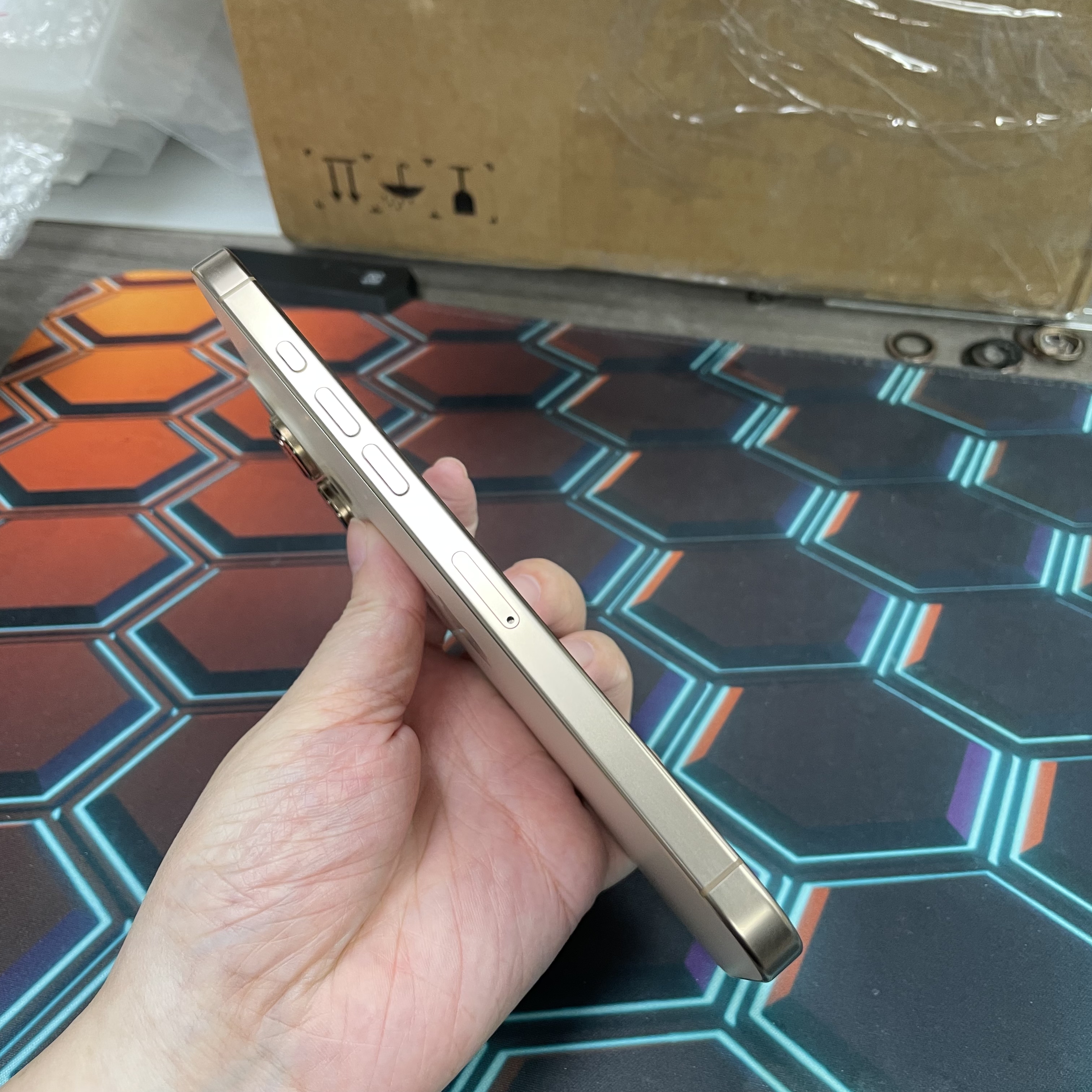 *8341 16 Pro max 完美機 256GB 電89 沙色 gold