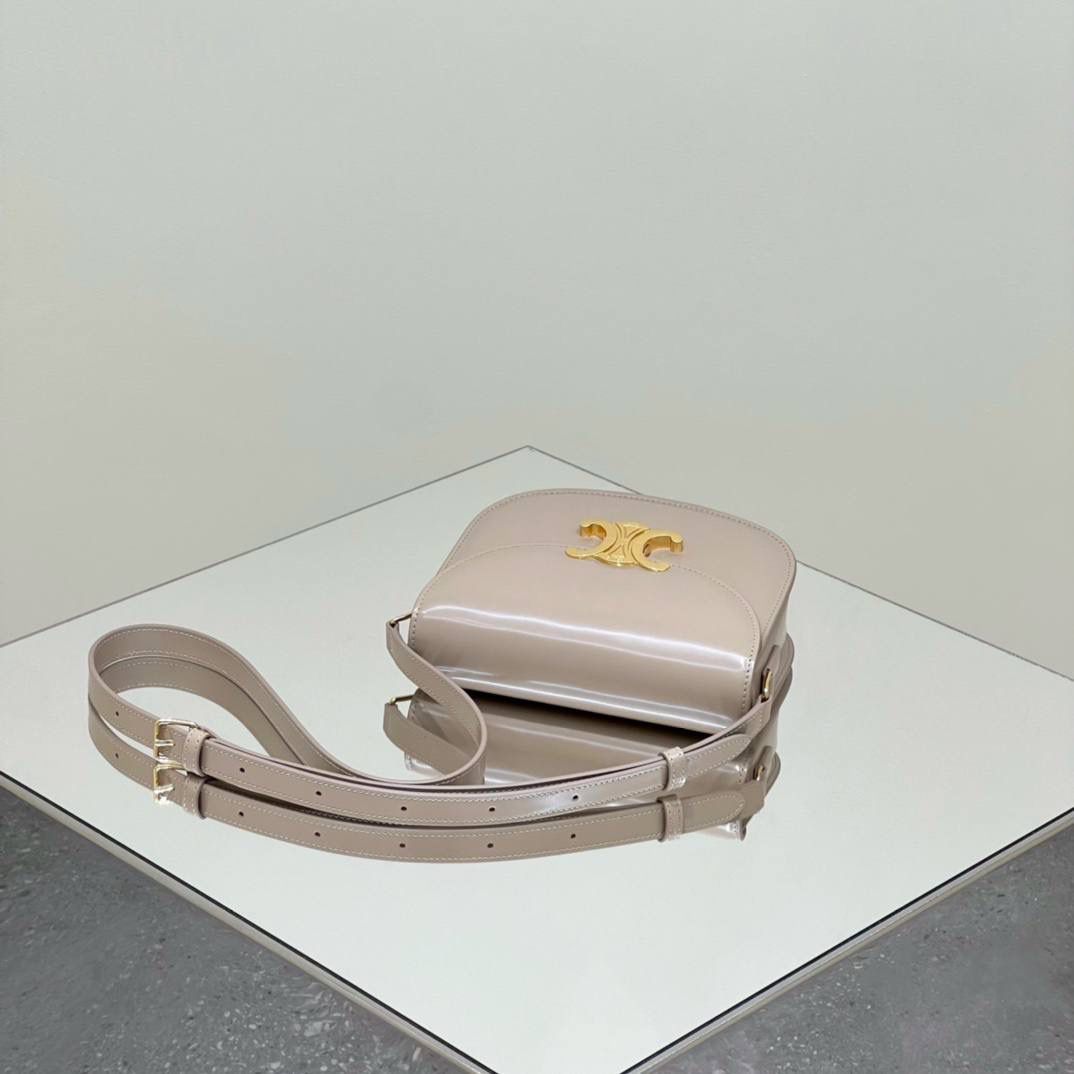 🔥大货实拍图 𝗖𝗘𝗟𝗜𝗡𝗘 ♥ 𝗧𝗘𝗘𝗡 𝗕𝗘𝗦𝗔𝗖𝗘肩带马鞍 型号：110413 尺寸：18.5*16*6cm 𝗖𝗘𝗟𝗜𝗡𝗘 𝟮𝟮秋季最新款Teen Besace凯旋门系列手袋，更俏皮活泼的包身设计与凯旋门金属标志完美结合，打造独一无二的时尚品味。