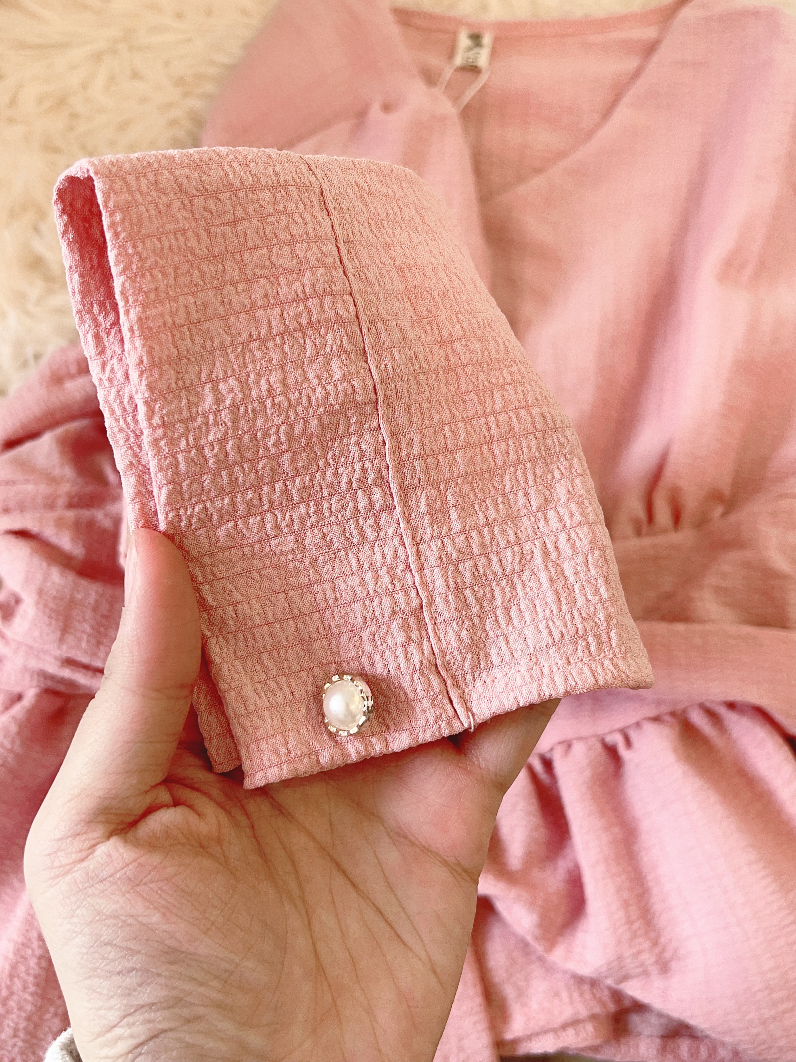 特别好搭！粉V领长袖上衣