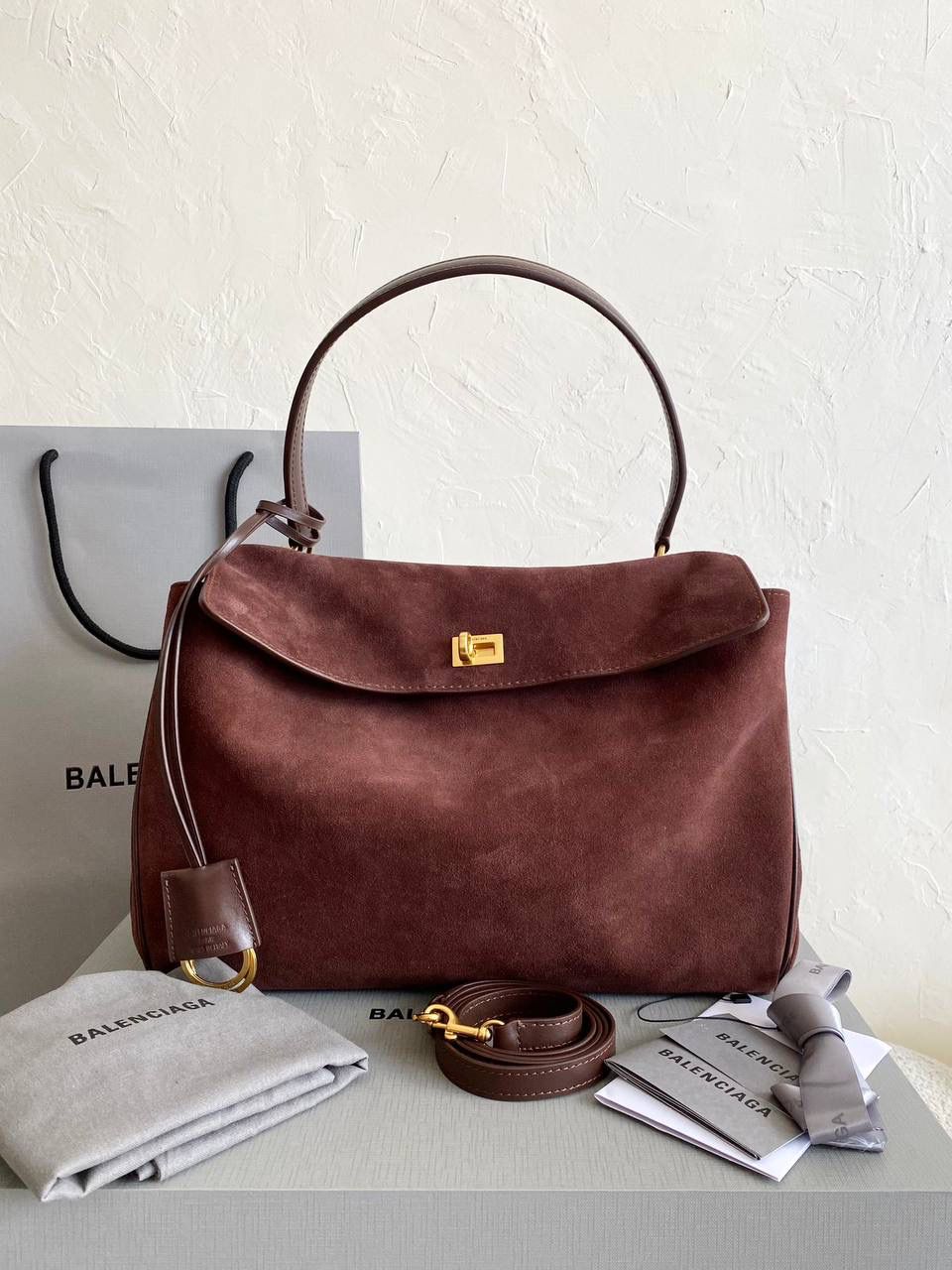 爆款🔥 ba1enciaga rodeo麂皮棕 中号🕰️ 闻着秋冬的味道，麂皮是时候登场了🍂 今年的最火元素一定是麂皮 而且是要棕色系 各种深棕浅棕，救命，都想拥有！ 感觉换上麂皮后整个包更加慵懒了有没有 非常有冬日氛围感，反正我先爱了☺️ 还是那句话，我们家的麂皮 你们就放一百个心好了 柔韧的手感➕反绒双色效果 质感不好你来找我！ 说实话，这个包真不好做 为了这个版型我们特地去找了我们合作手工最好的师傅来做这只包，手工费也是真的贵... 得版型则得天下 和市场普通的仿货绝对不一样 你们到时对比就知道 爆款不用快，精雕细琢，买到对的更重要🔥‼️ 小号：28.9×20×9.9cm789779m 中号：35×23.3×10.9cm789772m
