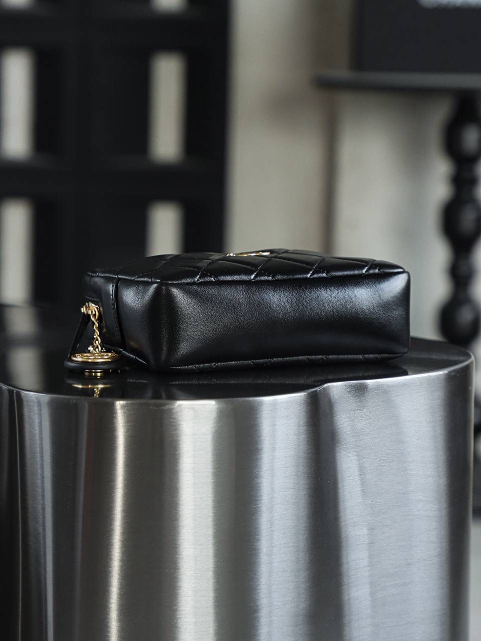 24K金幣相機包小號鑒定版👜 一包一碼 支持全球鑒定查驗身份證原廠專G 方框GR皮料過關清單資料可査詢 金幣相機包的設計靈感源自復古相機，其方正而圓潤的輪廓，猶如一臺精緻的老式相機，散發著濃郁的復古氣息，小號太有小千金的精緻優雅感了！ 五金：厚镀24k复古金 皮料：GR原厂小羊皮 尺寸小号：12*18*7cm 中号：19*24*9cm