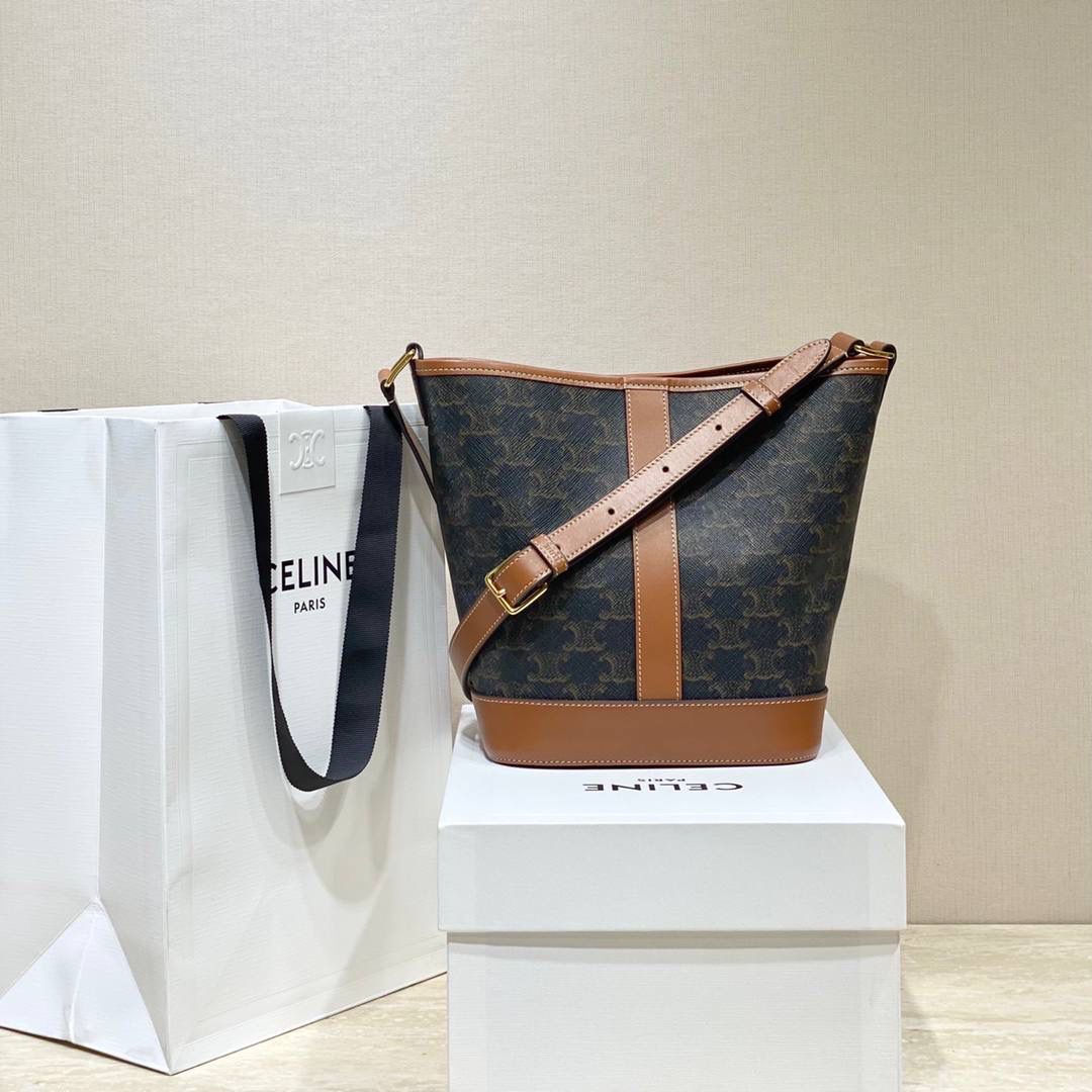 🔥大货实拍图 𝗖𝗘𝗟𝗜𝗡𝗘 ♥ 𝗧𝗥𝗜𝗢𝗠𝗣𝗛𝗘 𝗖𝗔𝗡𝗩𝗔𝗦小号水桶 多少年都不会倦怠的经典与复古设计，可以说是品牌标志性收藏款了，型号：191442 尺寸：30*22*13cm。