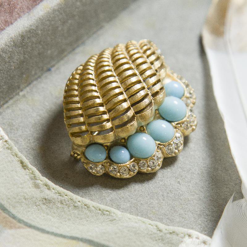 Vintage Stamped "Weiss" Glass Turquoise Shell Shape Brooch(AK099)