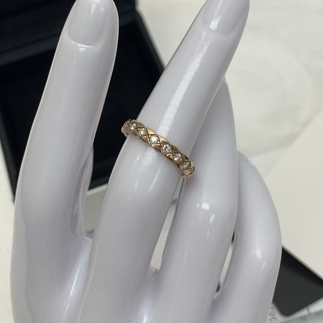 CHANEL香奈兒CoCo Crush系列戒指 51碼 18k黃金鑲鑽滿鑽 窄版 米金色 時尚奢華 菱格紋外形設計 熱門首飾Jennie同款