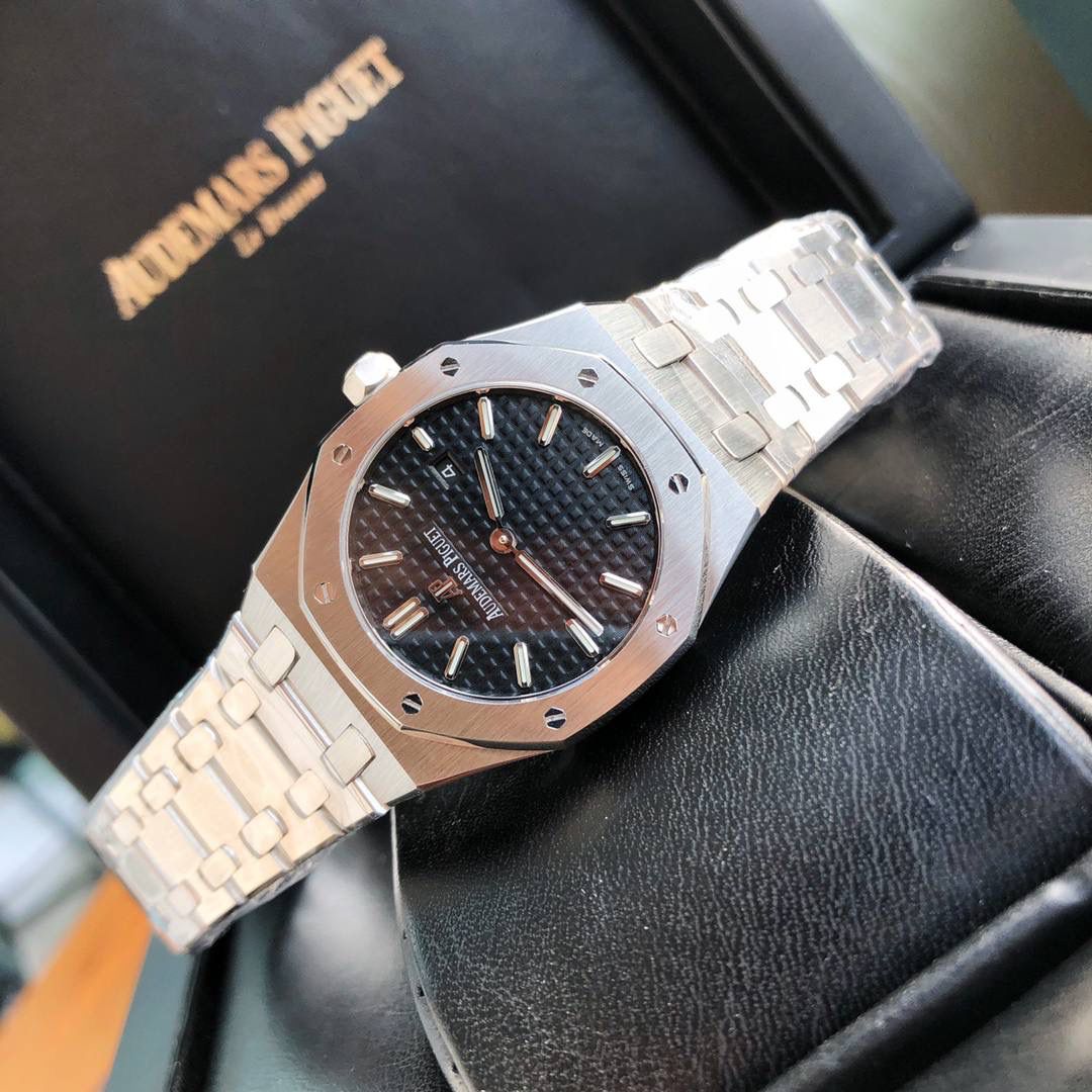 新年好礼！专柜很难买的AP女款到货啦！今天我们介绍的就是爱彼皇家橡树系列中的女士腕表。其官方型号为67650ST.OO.1261ST.01。爱彼皇家橡树系列独有的八角形外观还拥有爱彼独特的设计风格也将女士优雅风格融入其中，深受女士们的爱戴，即使只有33毫米的小尺寸，也将爱彼独有的纯净美感与刚毅线条展现的淋漓尽致。 搭载瑞士石英机芯、拥有实用的日历显示功能，女士们佩戴起来不会显得沉重 配专柜全套包装出售。这种货一般数量不是很多的。数量有限哦😎🚀🔥