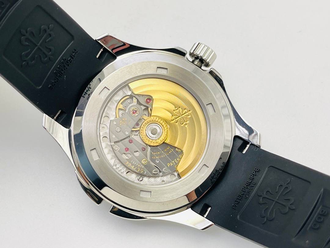 百达.翡丽Aquanaut系列5164A-001腕表具现代感、国际感的两地时间复杂功能，更符合年轻世代的品味与需求！ 1⃣️【表壳】40.8MM表径，依旧采用百达翡丽经典不锈钢材质打造，圆润的八角壳型恰到好处，表壳左侧的鲨鱼鳍型设计，是可以前后快调中央镂空时针的按钮，这枚指针可以用来指示第二时区时间。 2⃣️【表盘】黑色浮雕表盘，金属立体字块，覆荧光涂层时标。3、9点钟分别显示”HOME”与”LOCAL”的方形昼夜视窗，蓝白二色各自代表晚上与白天，6点钟位置是指针式的日期盘。 3⃣️【机芯】成功实现百达.翡丽5164A-001内载的324 SC FUS自动上链机芯功能，大三针基础机芯上搭载两地时间模组。配有休闲气息的Tropical表带，正是为年轻世代所准备的奢华运动表。