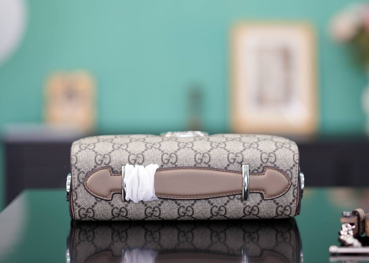 🥯Petite GG系列迷你肩背包 21cm 正品售价,500 GG全新推出的长形包包，轻快又好背 包身硬挺，简单利落很大方~ 官方款号 739722 尺寸：21x10x5cm