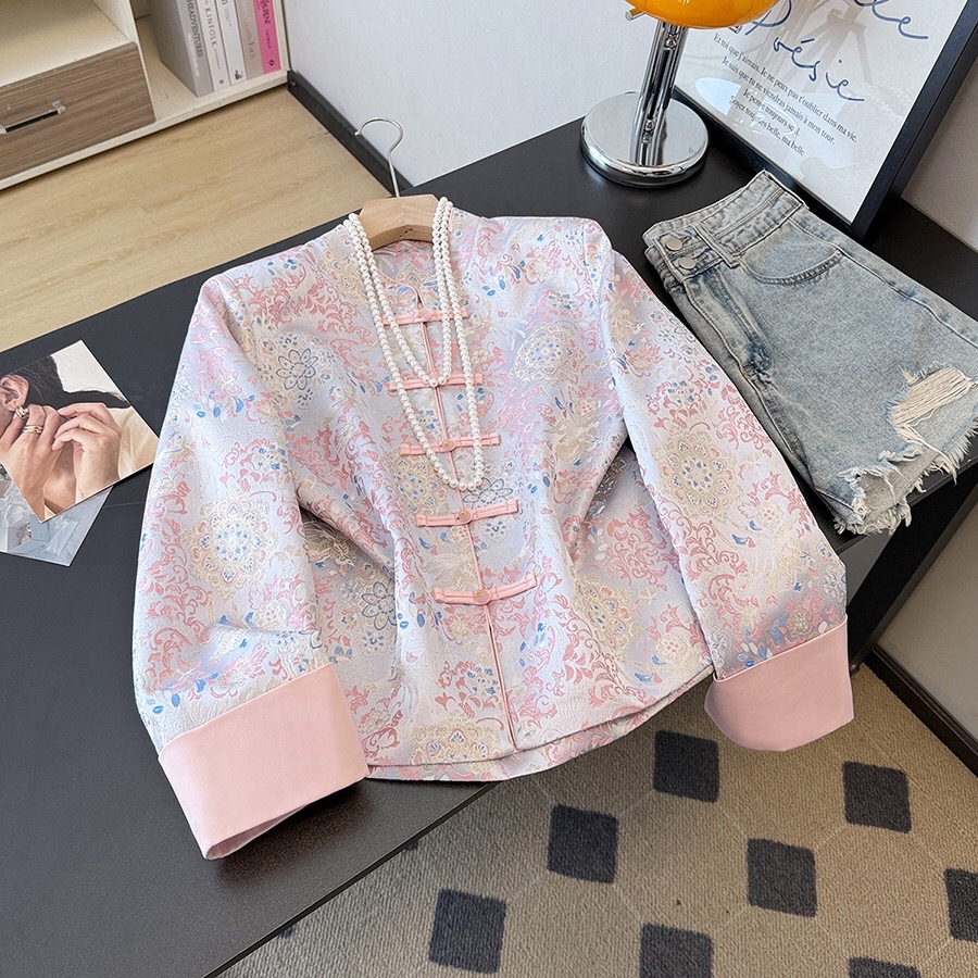B117(9924) 新中式高级感粉蓝高端缎面提花前排盘扣粉外套上衣