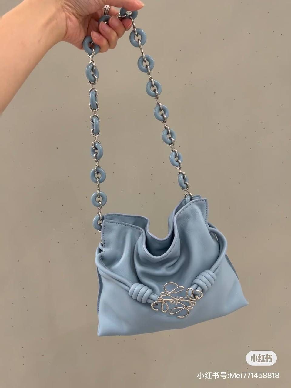 Flamenco clutch-NEW ✦迷你✦ 尺寸：𝟐𝟐.𝟓-𝟏𝟖-𝟗𝐜𝐦 型号：052030灰蓝色 ❤️mini flamenco clutch bag 可手拿亦可优雅斜挎 云朵般温暖亦轻盈的造型如此简单，💯耐看💯不会out的款式！ ❤️包袋采用进口小牛皮，手感如羊皮般细腻柔软，却比羊皮更加结实耐用，麂皮内衬 ❤️品牌标志性绳结设计，收紧袋口就是小福袋造型，超Q，看着不大实际超会装😇