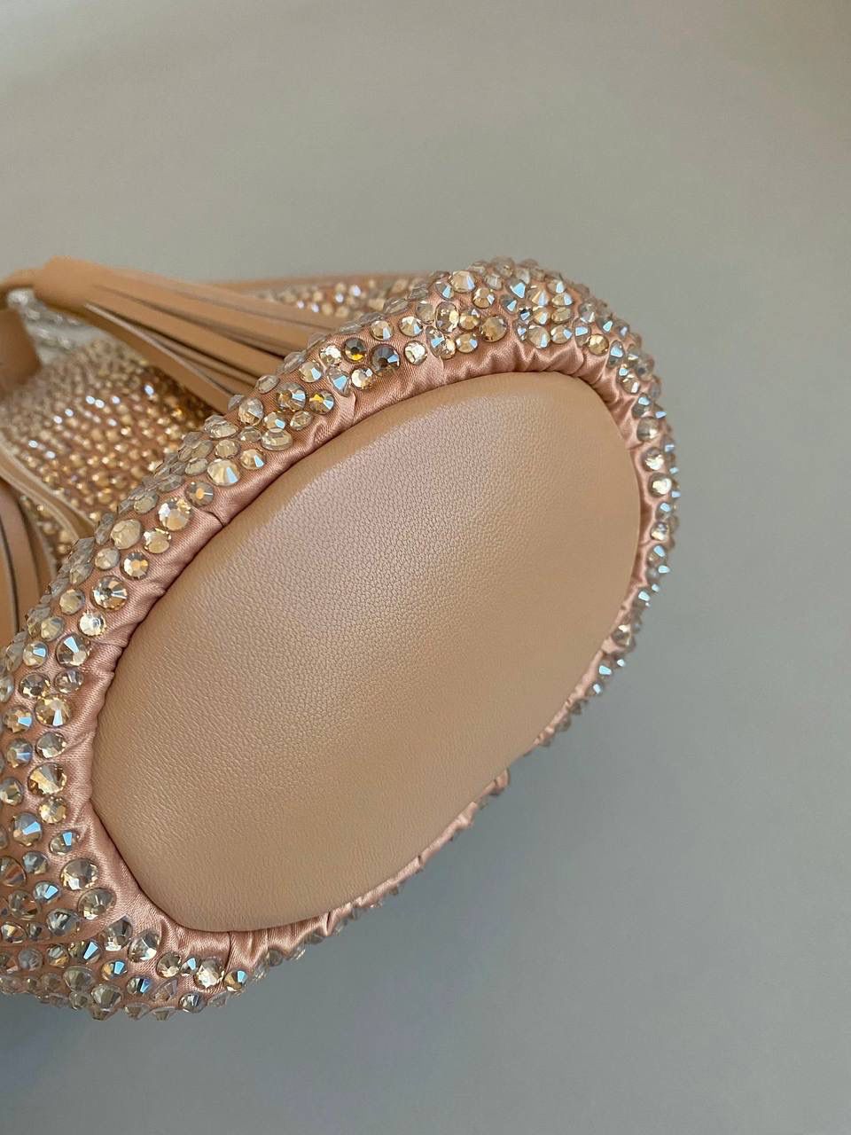 🈶钻石沙黄 𝗠𝗶𝘂𝗠𝗶𝘂满钻水桶包 blingbling的又是多少女生的心头爱 整个包身贴满水晶，搭配软绵绵的小羊皮， 在光线下非常闪✨不管是日常约会， 节日派对 晚宴都会是人群中的抢眼包 15×17×11cm F0053m