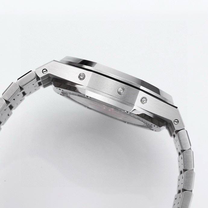 🚀爱彼 皇家橡树系列 ，复杂功能万年历腕表。型号：26574ST.OO.1220ST.01 业内唯一实现原版功能。💯 贵族钟表 爱彼皇家橡树系列万年历腕表，高贵优雅的蓝盘配上冷艳精钢表壳，完美体现爱彼美学设计及复杂功能的极高技术。 表壳采用316L精钢，直径41毫米. 厚度11.4mm。蓝色表盘镌刻“Grande Tapisserie”大格纹装饰，蓝色表盘，立体时标、刻面指针覆盖夜光涂层。三个显示日历功能的副表盘以及月相显示盘对称分布于表盘之上，井然有序地显示出小时、分钟、星期、日期、周历、月份、月相和闰年信息。真正唯一对版。蓝宝石防眩光处理让整体手表更加通透明亮。 搭载9015一比一改装定制还原Calibre 5134自动上链机芯。堪称毕业的产品。 这枚腕表的编号是Ref. 26574ST.OO.1220ST.01