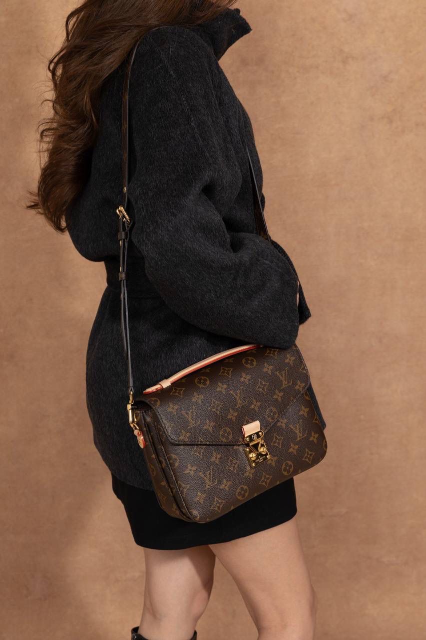 LV POCHETTE METIS🎀大邮差包 ✨ 法国原厂料 + 原厂皮 + 全钢五金 质感真的很稳，拿在手上就知道不一样，高级感直接出来 😍 这款邮差包因为设计经典， 所以一直被叫做 “入门级邮差包” 👜 但不要小看它哦～ 👉 超百搭、👉 超耐看、👉 永远不过时