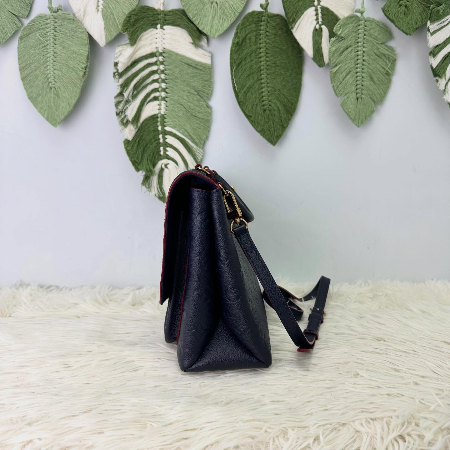 LV 🤍PRE OWNED Marignan 海軍藍真皮壓紋郵差包 💙