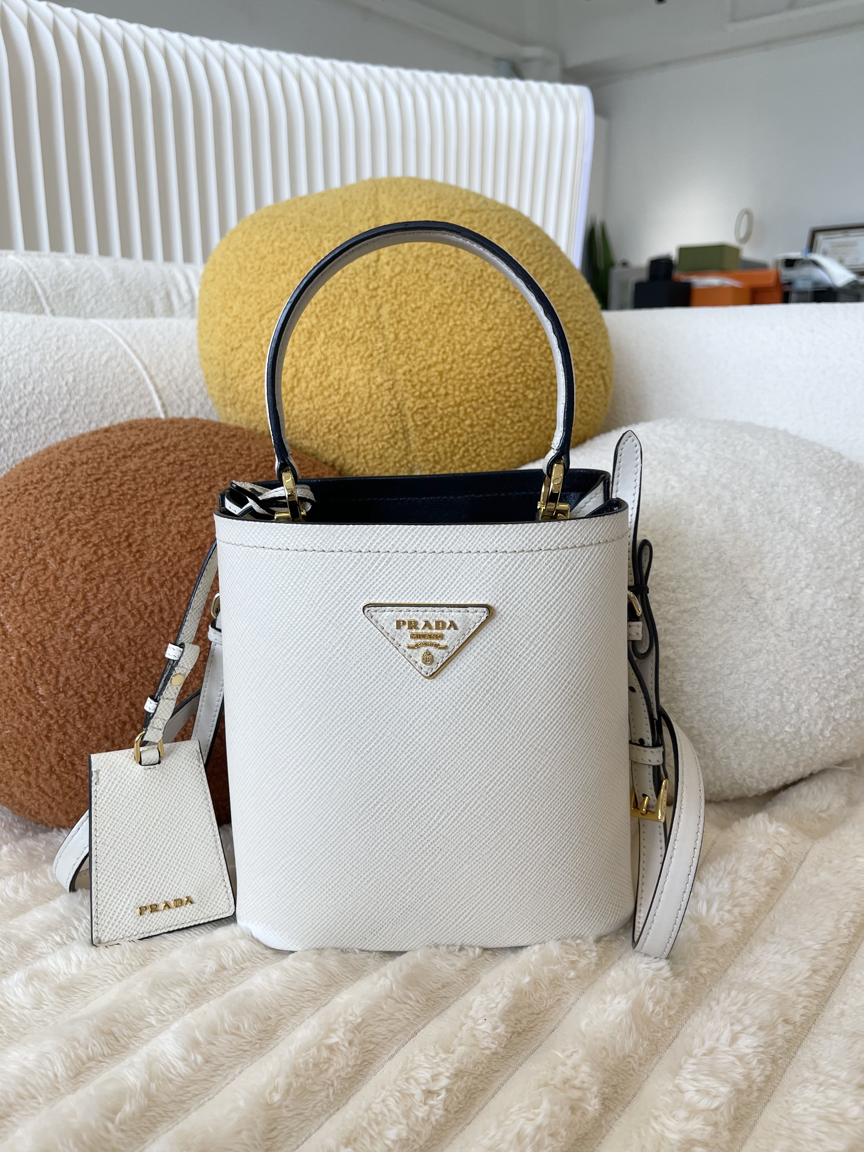 Pre-Owned PRADA Panier Saffiano Small Bag / White / Product Code:2473103