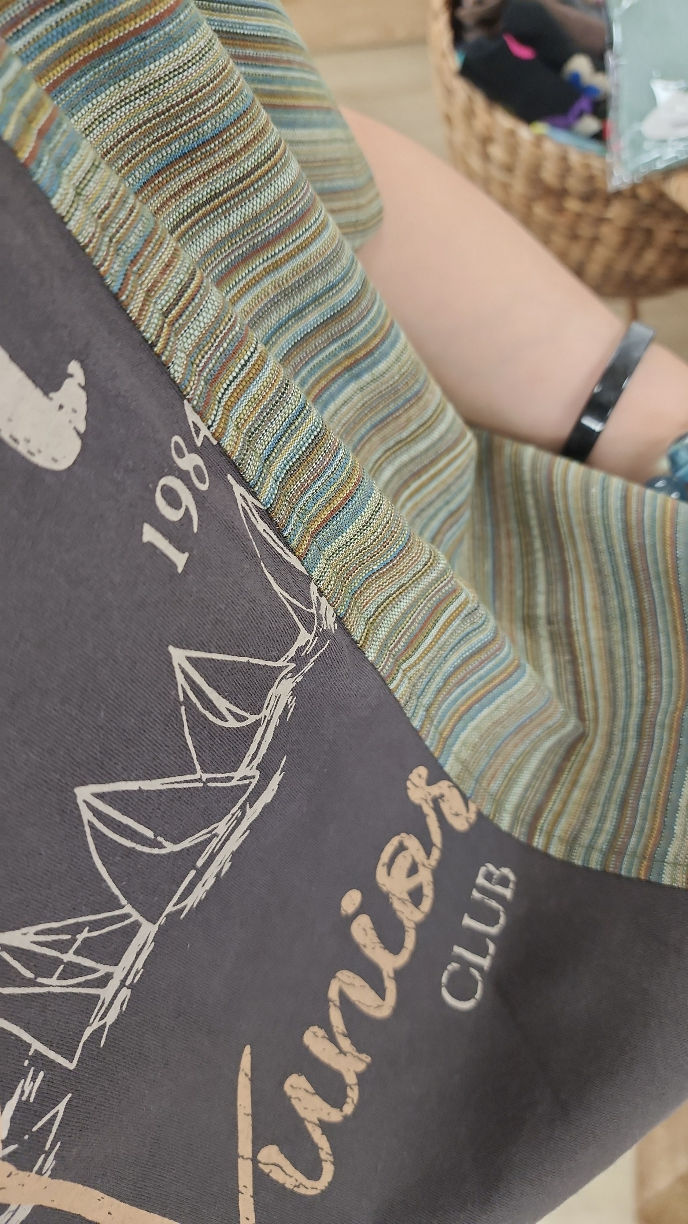 日牌炭灰拼布綠橫間印圖Tee