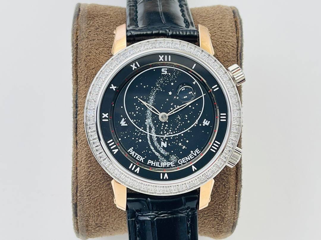 V4升级版 市场最高版本 功能跟正品一样 百达.翡丽星空升级终极版！升级细节： 1⃣️做到了跟正品满天星自动转的功能！ 2⃣️升级日历的排法和正品一样的顺序！ 3⃣️直径42毫米，厚度11毫米！ 4⃣️最大亮点：百达.翡丽星空里的月亮会根据天空上的月亮变化而变化！根据天空上的月圆月缺搬（初一月弯弯初十五月圆）到手表上了！