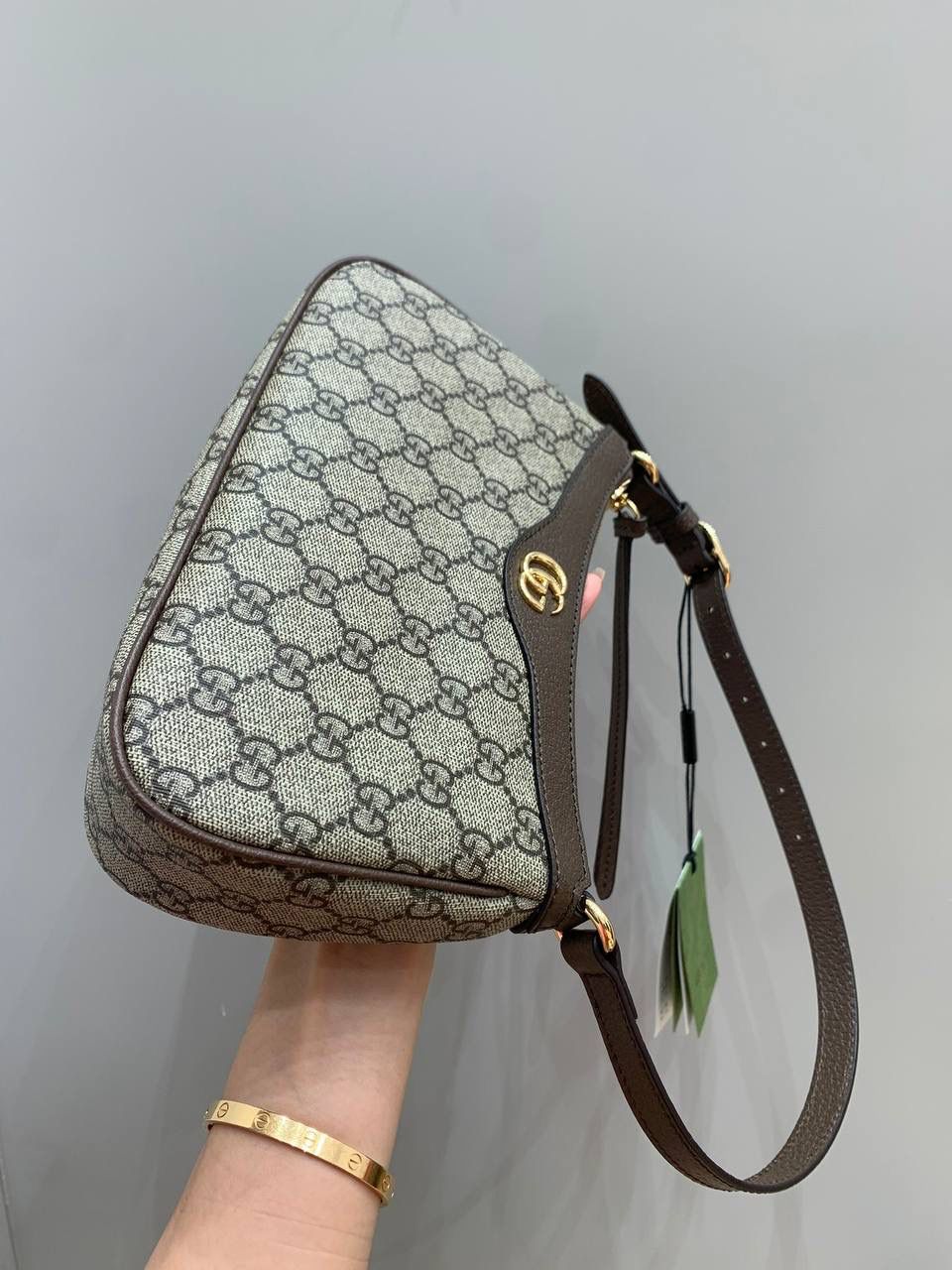 新背景实拍正品级 。新晋断货王🔥 这只腋下超级火，经典老花颜色永远不会过时，而且容量也很大，是当下最流行的腋下麻将包型，我觉得可以入手的原因是这种经典款不会只流行一季，而是随时间流逝历久弥新的设计理念！ 型号 735145 尺寸25/15/6cm