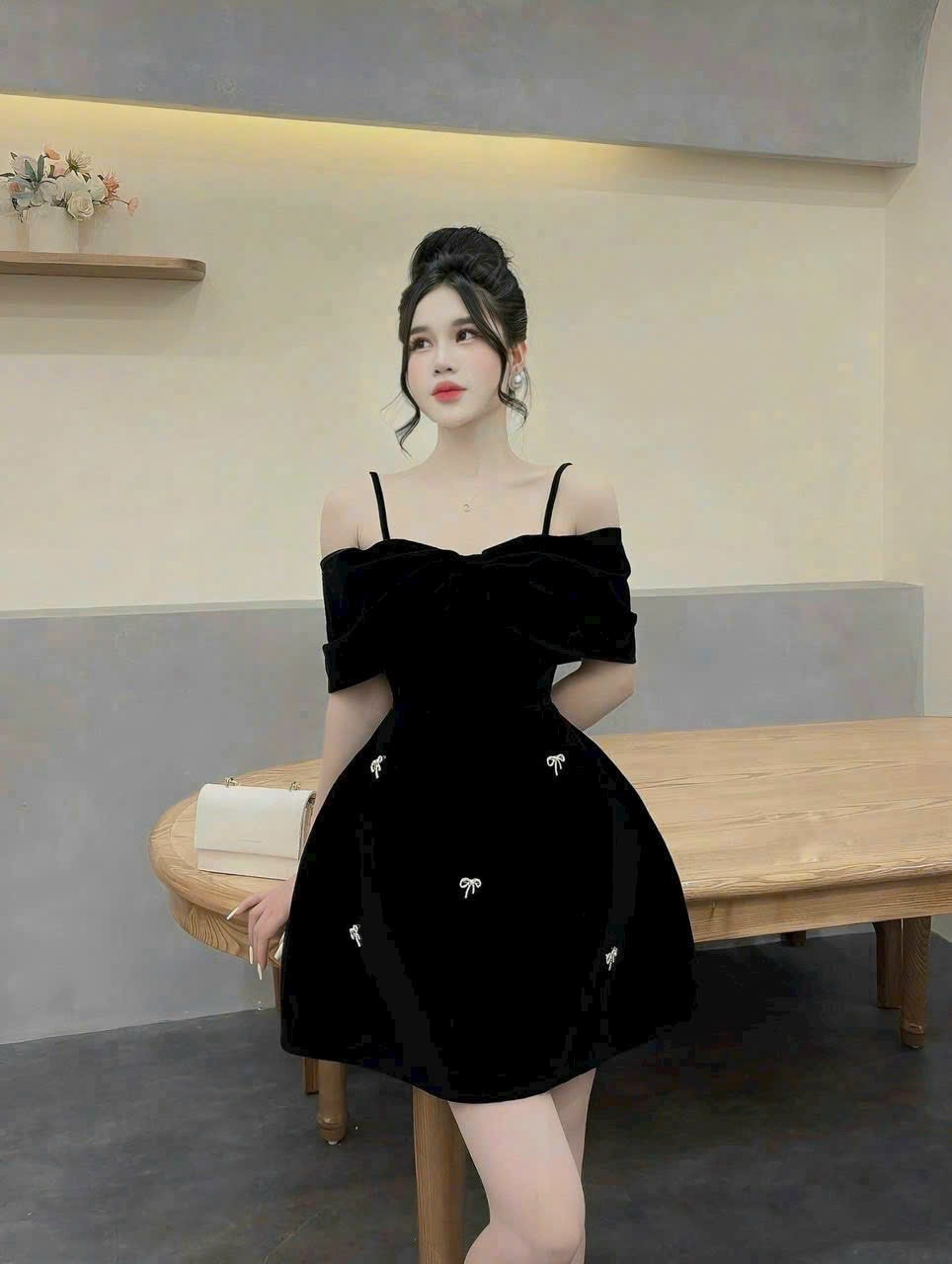 露肩蝴蝶結連身裙