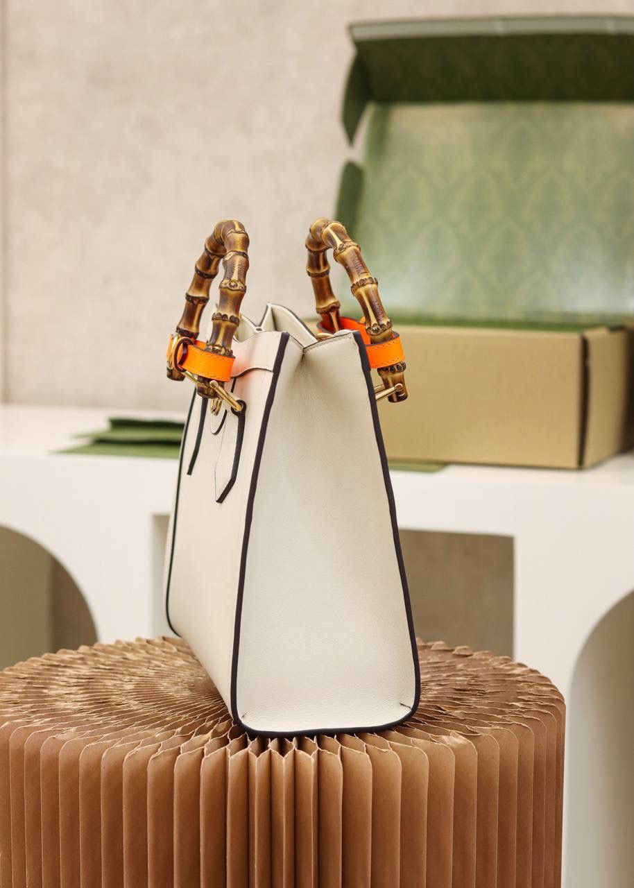 𝐆𝐮𝐜𝐜𝐢 𝐃𝐢𝐚𝐧𝐚 小号#660195#正品皮 ▪️尺寸：27*24*11cm 𝐃𝐢𝐚𝐧𝐚竹节系列以经典致敬100周年， 黛安娜王妃最爱的经典竹节再次回归， 托特造型融合复古元素的竹节， 实物真的太惊艳了， 小号尺寸更适合通勤风， 手提或者斜挎， 悠游于日常与工作上班之间， 时髦感别具一格， 经典百搭，个性又不失优雅感， 搭配彩色的扣带， 简直增添了少女气息！🌈🎀