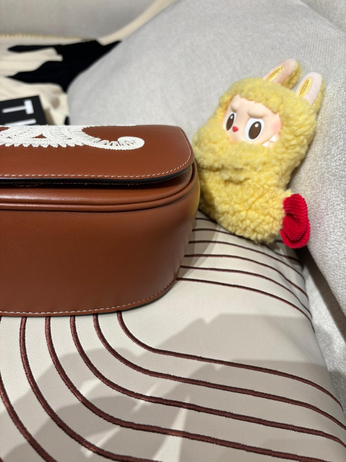 Celine Folco Cuir Triomphe 刺繡凱旋門logo 光滑牛皮革馬鞍包100%Authentic,98%new ✅dust bag ✅booklet   