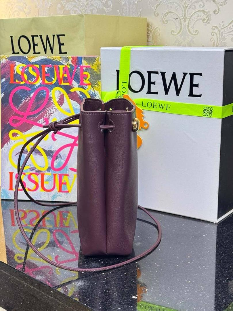 🎈（全钢）新款𝗣𝗲𝗯𝗯𝗹𝗲 𝗽𝗼𝘂𝗰𝗵手机包 ——【酒红色到货💕】 尺寸：𝟮𝟭.𝟱-𝟭𝟳-𝟳𝗰𝗺 编码：652406 👉🏻采用进口纳帕小牛皮材质•包包手感超级舒服柔软•自重超轻。 👉🏻正面装饰两颗闪亮的𝗽𝗲𝗯𝗯𝗹𝗲配饰•精致可爱时髦•可调节肩带•腋下单肩斜跨皆🉑。 容量超大•可容纳5到6部手机•日常出行一个包就够啦😍