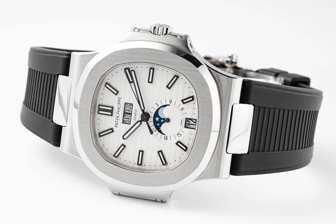 新晋 “钢王”百达翡丽Ref.5726/1A Nautilus系列年历胶带款腕表亮相！🤩😍 鹦鹉螺全系列一贯设计的旋窗造型表壳，与正品工艺一致的采用锻纹修饰和抛光工艺处理构成鲜明对比，1:1还原了正品每个细节。盘面深邃蓝色并装饰有水平横纹浮雕图案颜色从中央向四周扩散，星期月份双视窗和日期窗黑字白底辨识度高，24小时显示盘附带月相十分高雅，整体给人的感觉是独特又优雅，是最美的鹦鹉螺之一。背面蓝宝石镜面，搭载PPF独家研发的324S QA LU 24H/303自动一体机械机芯，21K的大金陀让上链效率更高，红宝石轴承日内瓦纹下方的鱼鳞纹精致无比，机芯打磨依旧是业内标杆级别。首款年历腕表能正确辨别出大小月，每年只需要在3月1日调节一次日期即可。 表带升级为橡胶款更显运动时尚感，一年四季均可舒适佩戴，驾驭更多风格穿搭，新晋 “钢王”将成这个寒冬腕表的不二之选。