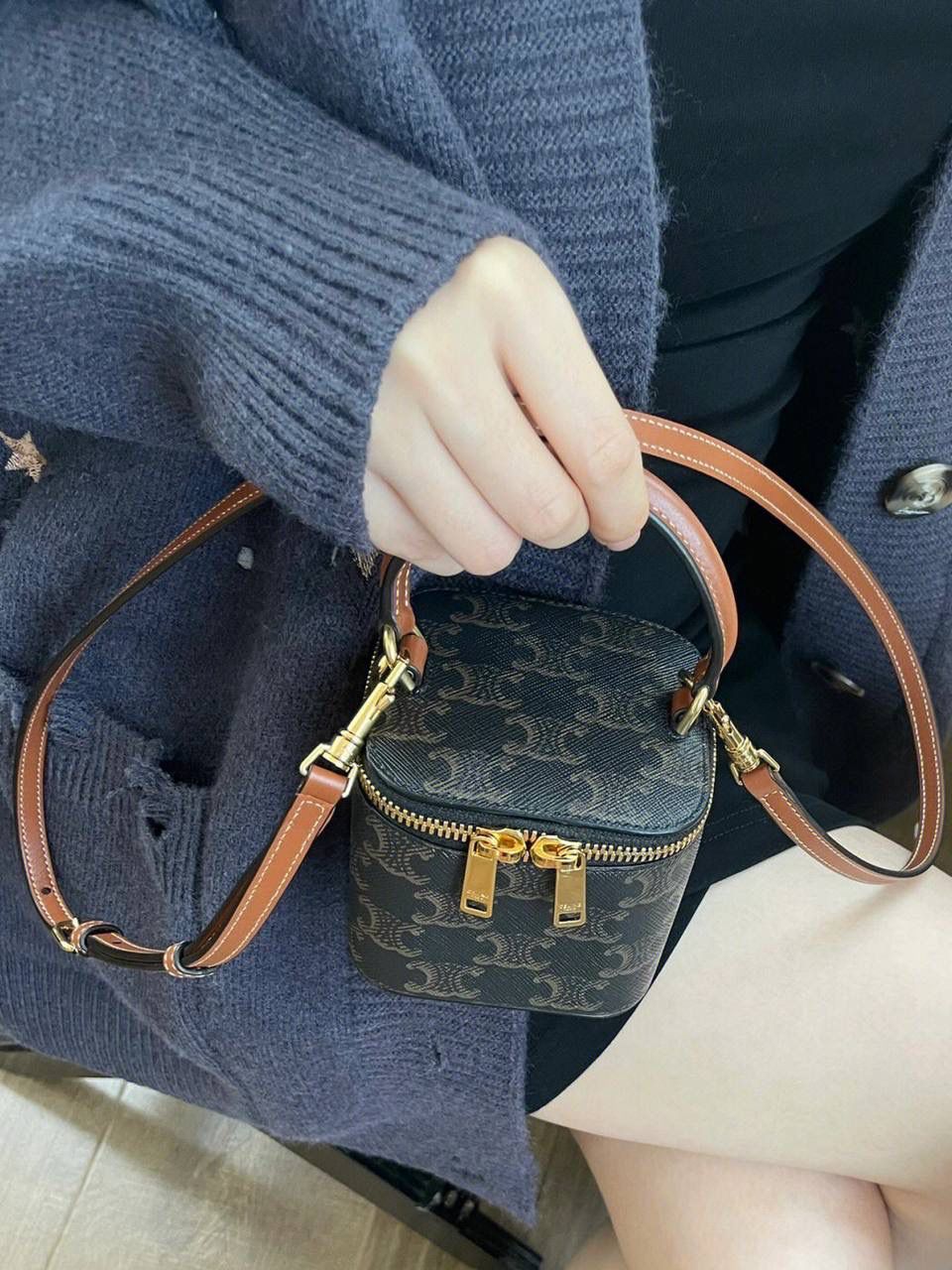 🔥大货实拍图 𝗖𝗘𝗟𝗜𝗡𝗘 ♥ 𝗧𝗥𝗜𝗢𝗠𝗣𝗛𝗘迷你小方盒 型号：10J762 尺寸：9.5*8*9cm CELINE女孩盲冲新款迷你小盒子，可爱到💥，夏天搭短袖，冬天配大衣，都是随手一拎就可以出门，到手就是大写真香～