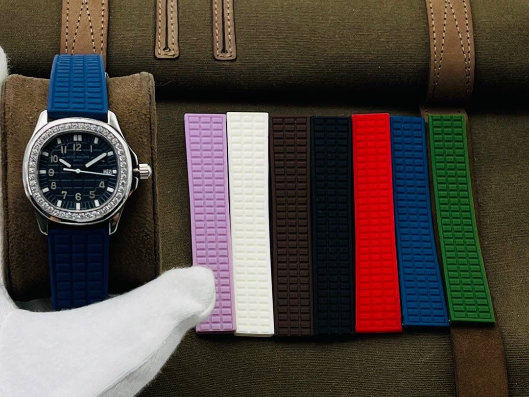 最强版本来袭 百达.翡丽AQUANAUT女装款石英系列，打造市面最佳副本，带来全网最佳体验，英姿飒爽，典藏奢华！欢迎女神品鉴！ 1⃣️【表壳】 1.腕表尺寸35.6 毫米X 9.5毫米！圆润的八角形表壳与原装一致，保持着复古的造型和精湛的做工。 2.旋入式把头设计和实心底盖结构吻合与原版。 3.表圈镶嵌46颗顶级施华洛世奇水晶（1克拉）表壳镶嵌88颗顶级施华洛世奇水晶（1.91克拉） 2⃣️【精彩细节】 1.采用与原装一致的天然复合橡胶（Tropical）材质，经久耐磨，可抵抗海水侵蚀和紫外线辐射。 2.完美克隆Aquanaut经典式折叠式表扣，即使在非常细小的拐角处上也做有倒角润饰，确保还原正品般的舒适感。