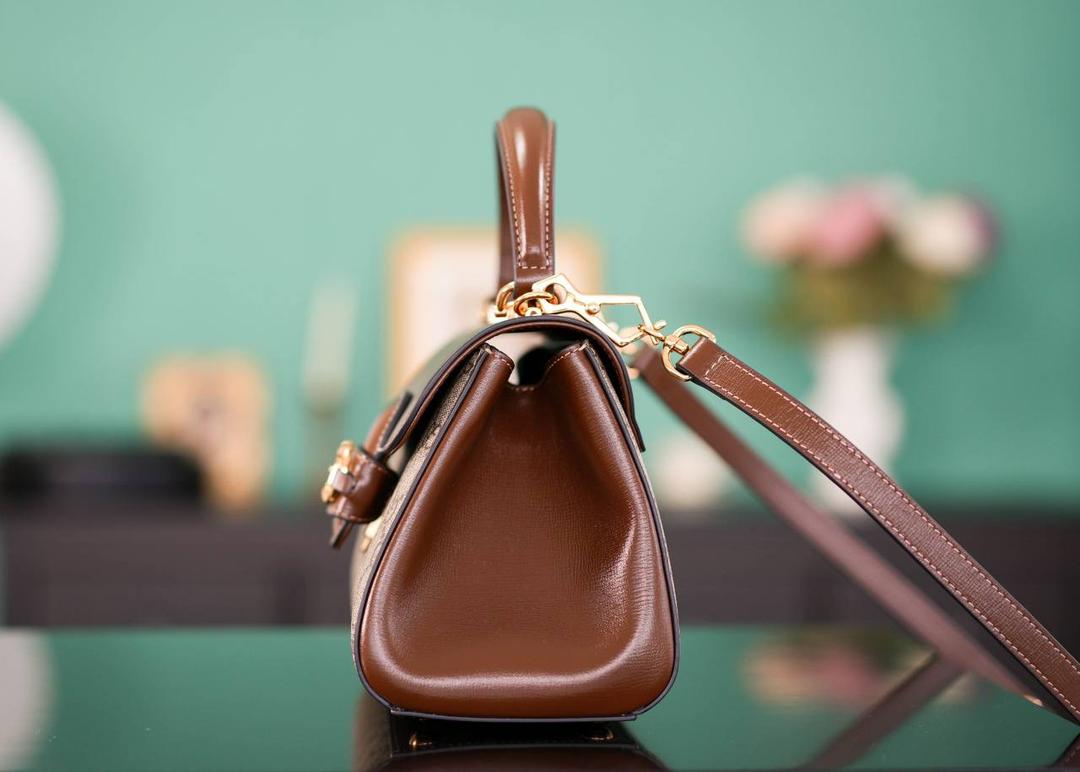 🥯GG Horsebit 1955系列迷你手袋 棕色22cm 正品售价¥23.000 𝑯𝒐𝒓𝒔𝒆𝒃𝒊𝒕系列的浓郁复古气息， 𝐌𝐢𝐧𝐢尺寸显得更加精致小巧别致， 继续采用1955经典棕色原厂皮，除了包身的手提设计，另外配有两个不同风格的肩带，三种不同背法，小巧圆润的包型非常适合亚洲女性，继马鞍包之后的又一个大爆款~ 官方款号 703848 尺寸：22x16x10.5cm