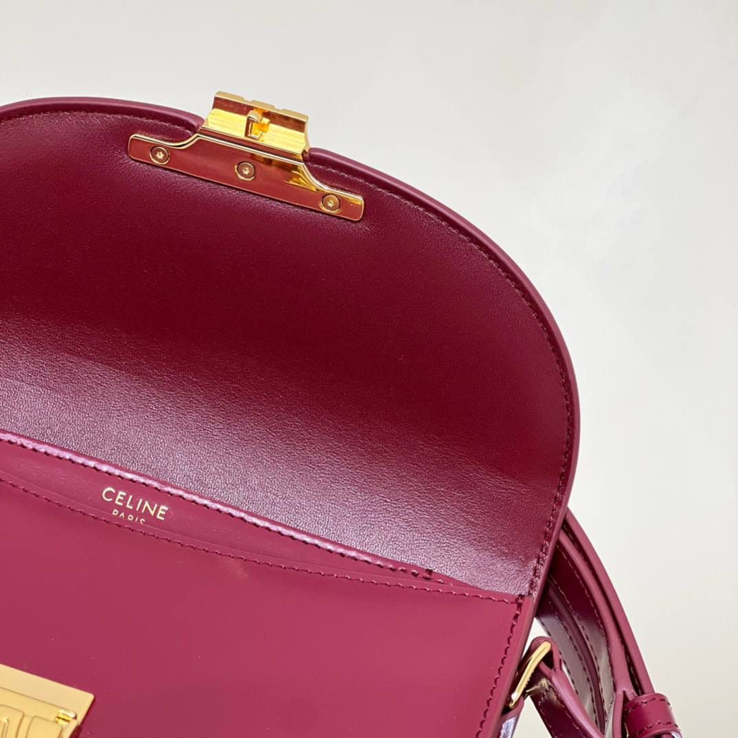 🔥大货实拍图 𝗖𝗘𝗟𝗜𝗡𝗘 ♥ 𝗧𝗘𝗘𝗡 𝗕𝗘𝗦𝗔𝗖𝗘肩带马鞍 型号：110413 尺寸：18.5*16*6cm 洋红色气场全开！红金配色太好看啦！快年底了，需要婚包，生日礼物、圣诞节、新年、本命年等等找红色包包的小伙伴千万不要错过哦！